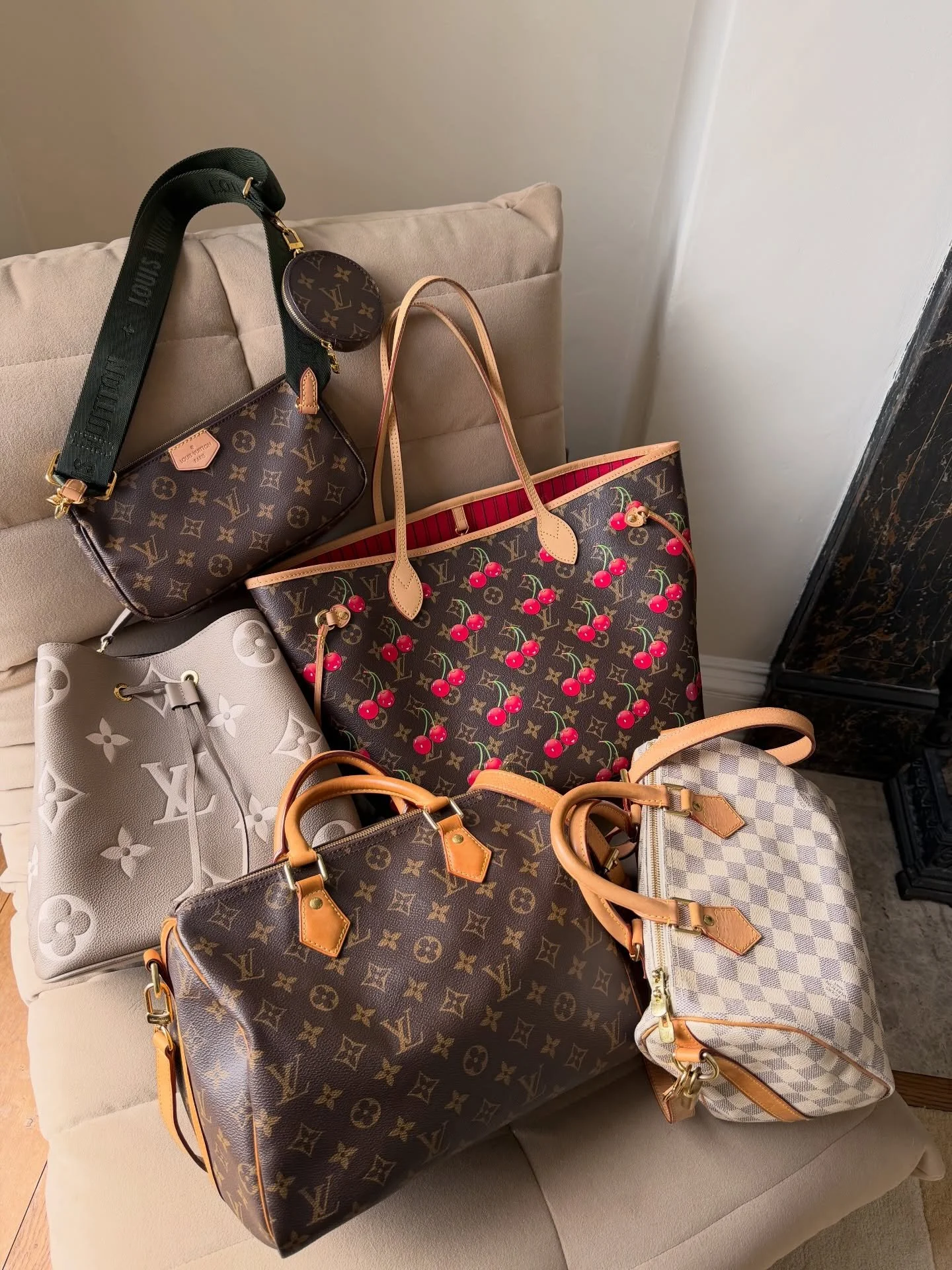 Swipe to see last weeks new arrivals 🧡

Move fast, before they&rsquo;re all gone 👜💨

Please note, we&rsquo;re not affiliated or associated with the brands we sell.