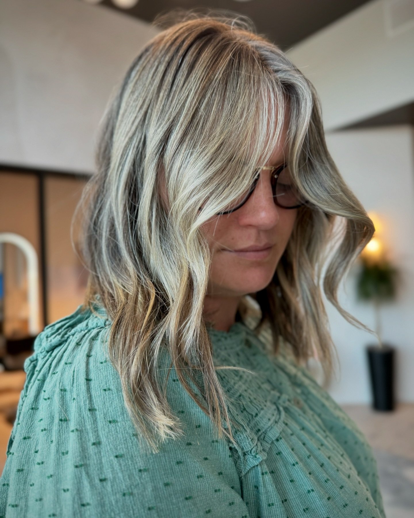 aaannddd I swoon 🤩

FORMULA:

Lightened with EVO bottle blonde lightener 20vol

Toned with 10.37 + 10.7 + 9.3 + clear 6.5vol

Root smudged with 8.1 + 7.03 6.5 cream

#evohueverse #bestinhue #evopro #evohair #charleston #charlestonsalon #charlestonst