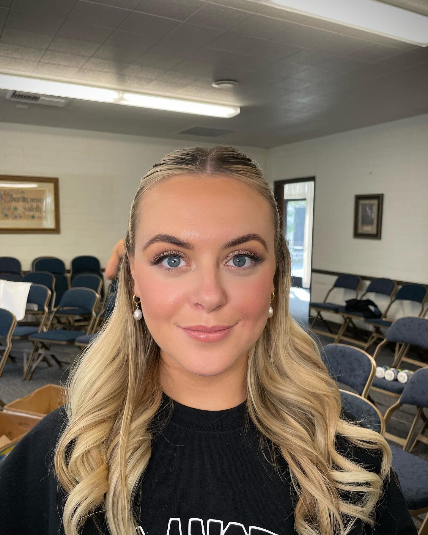 Looking for makeup inspo? Save this for your next look 🖤
 
I love enhancing my clients natural beauty allowing them to still feel like themselves. 

NO filter or edits 🙅🏻&zwj;♀️
Hair by: @quendiejoy 

#bridalmakeupartist 
#bridalmakeup 
#bridesmai
