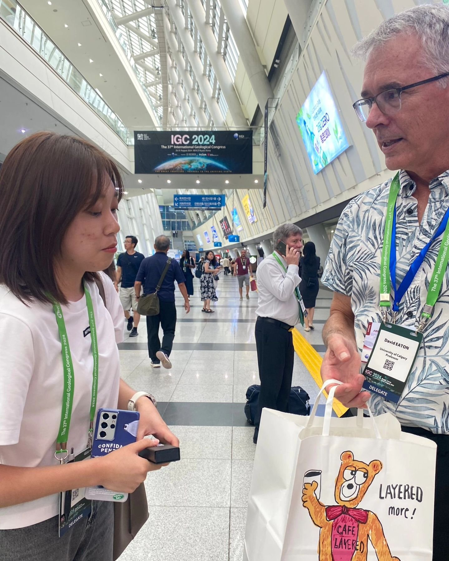Here is Ms. Park (on the left), who met with David Eaton (on the right) in Calgary. Ms Park was so thrilled that we had won that she baked us a Cake to celebrate our success. A homemade cake baked with joy! 

#igc2028canada 
#IGC2024
#geosciencesforh