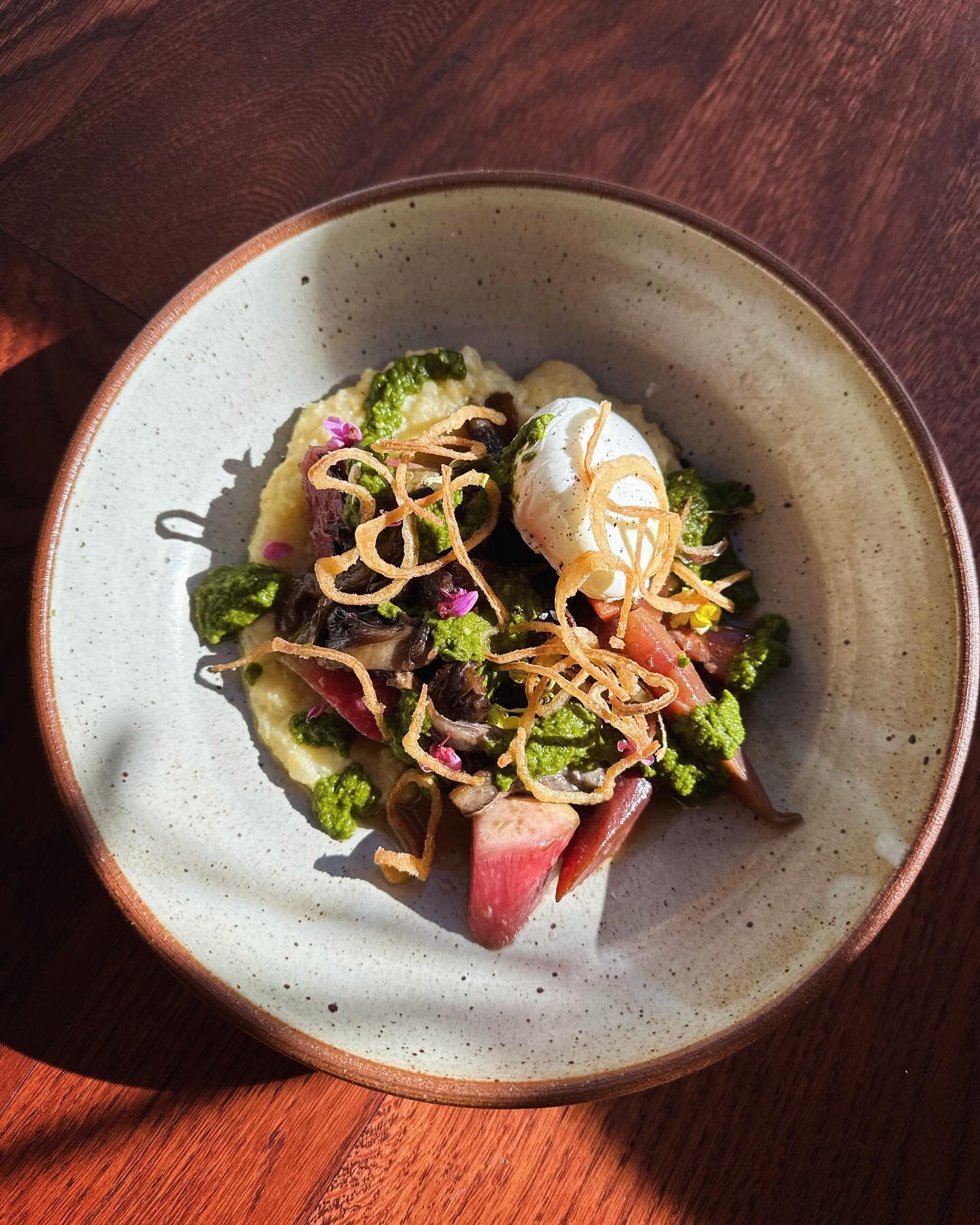 BRAISED M U S H R O O M
Cheesey polenta, roasted radish, fried shallot, ramp chime, poached egg.

BRUNCH! Today and tomorrow 10-2.
Walk in or book on @resy 

#bakerstable #feedpeoplewithlove #bakerstablenewport #brunch