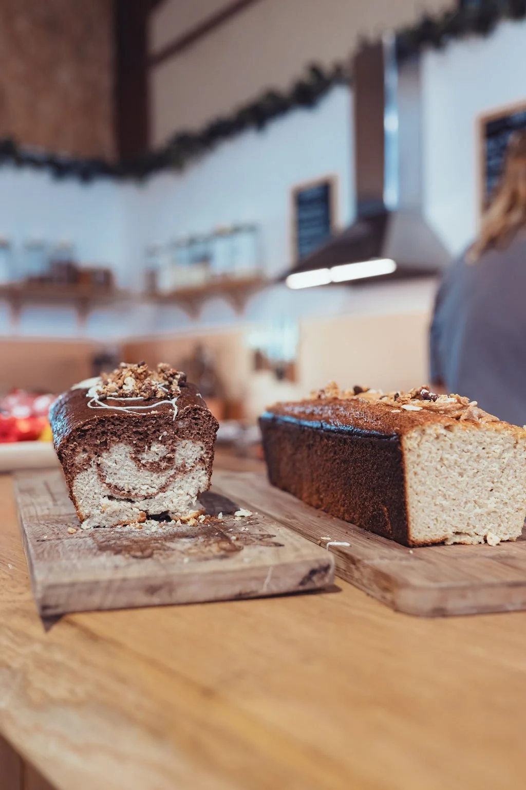 Gâteaux à la crème et au chocolat sur des planches en bois dans une pâtisserie