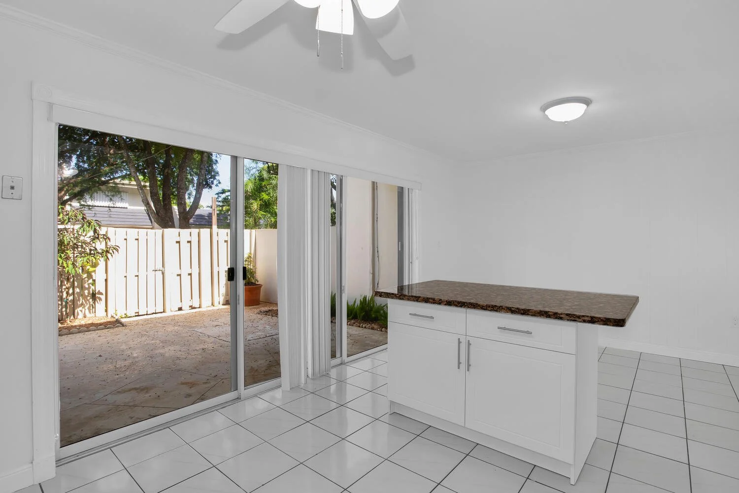 17 8123 SW 81st Pl Miami FL 33143-large-014-023-KitchenBreakfast Area-1500x1000-72dpi.jpg
