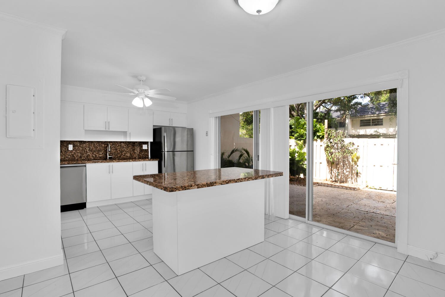 19 8123 SW 81st Pl Miami FL 33143-large-009-006-KitchenBreakfast Area-1500x1000-72dpi.jpg