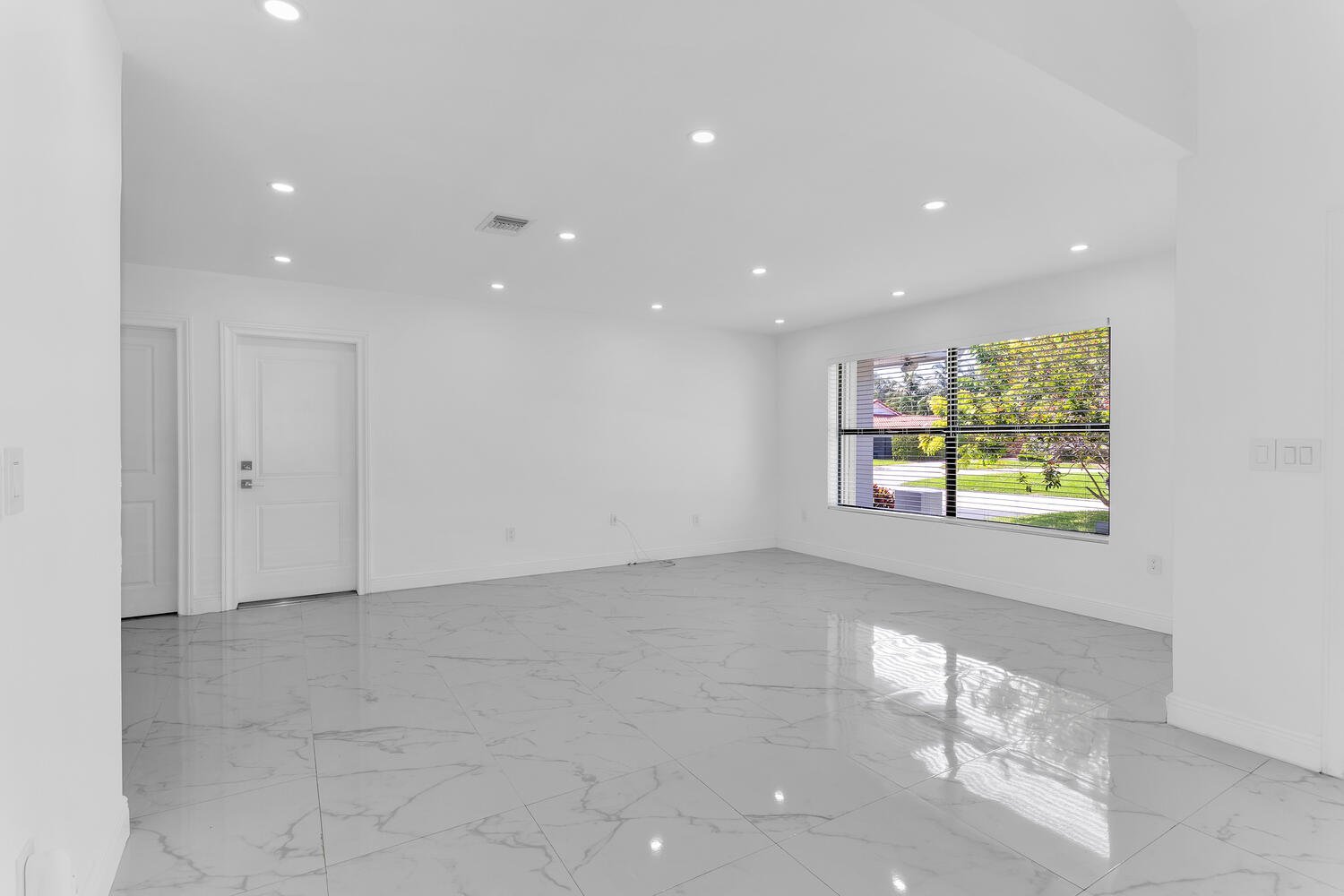 4-1 7860 SW 180th St Palmetto Bay-large-026-009-Living Room-1500x1000-72dpi.jpg