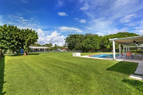 23+11820+SW+99th+Ct+Miami+FL-large-040-037-Yard-1500x1000-72dpi.jpg
