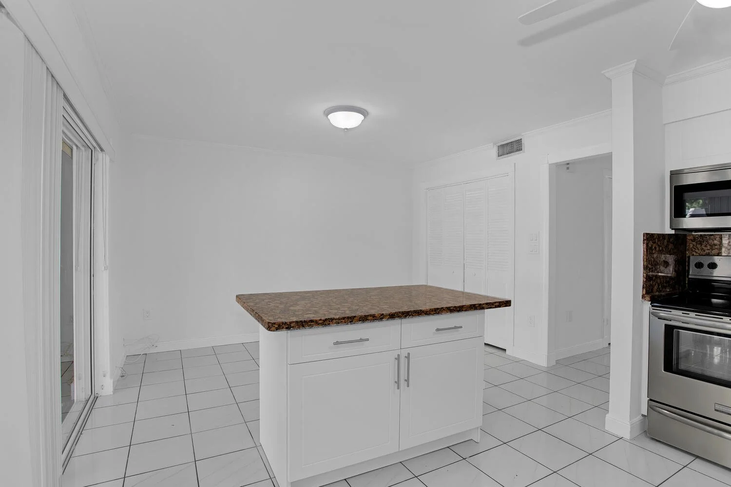 15 8123 SW 81st Pl Miami FL 33143-large-015-028-KitchenBreakfast Area-1500x1000-72dpi.jpg