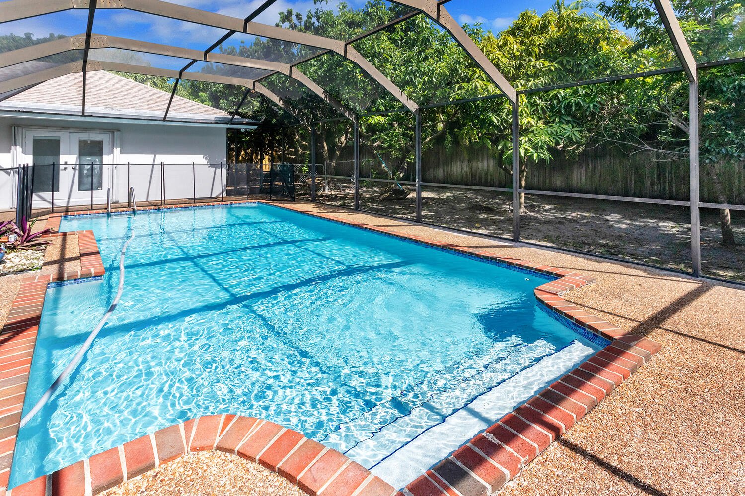 34 7860 SW 180th St Palmetto Bay-large-038-038-Screenedin Pool-1500x1000-72dpi.jpg