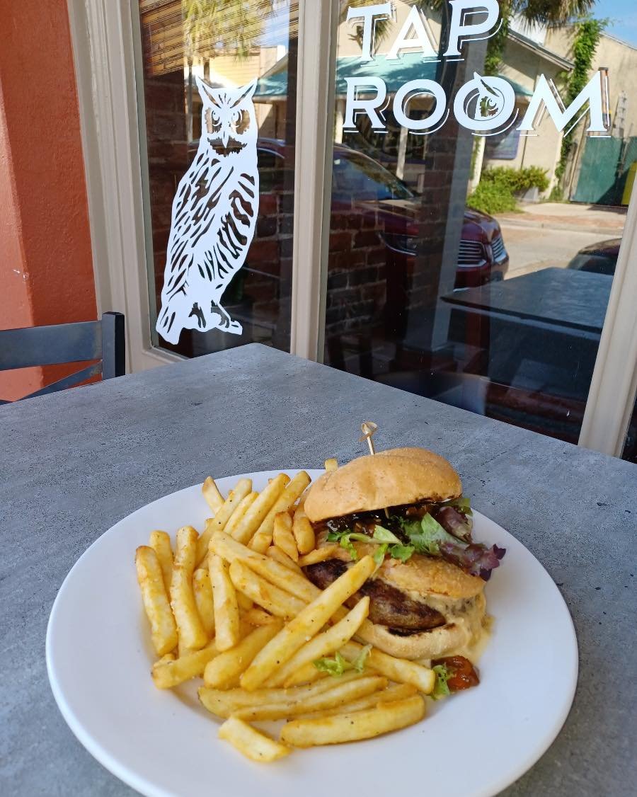 Forgotten Coast Beer Cheese Burger! Featuring  honey-grilled jalape&ntilde;os, red onion, fried green tomatoes, and house-made beer cheese $18 

Come and get it! 🍔🍻

#visitapalachicola #forgottencoast #apalachicola #visitflorida #portstjoe #lovefl 