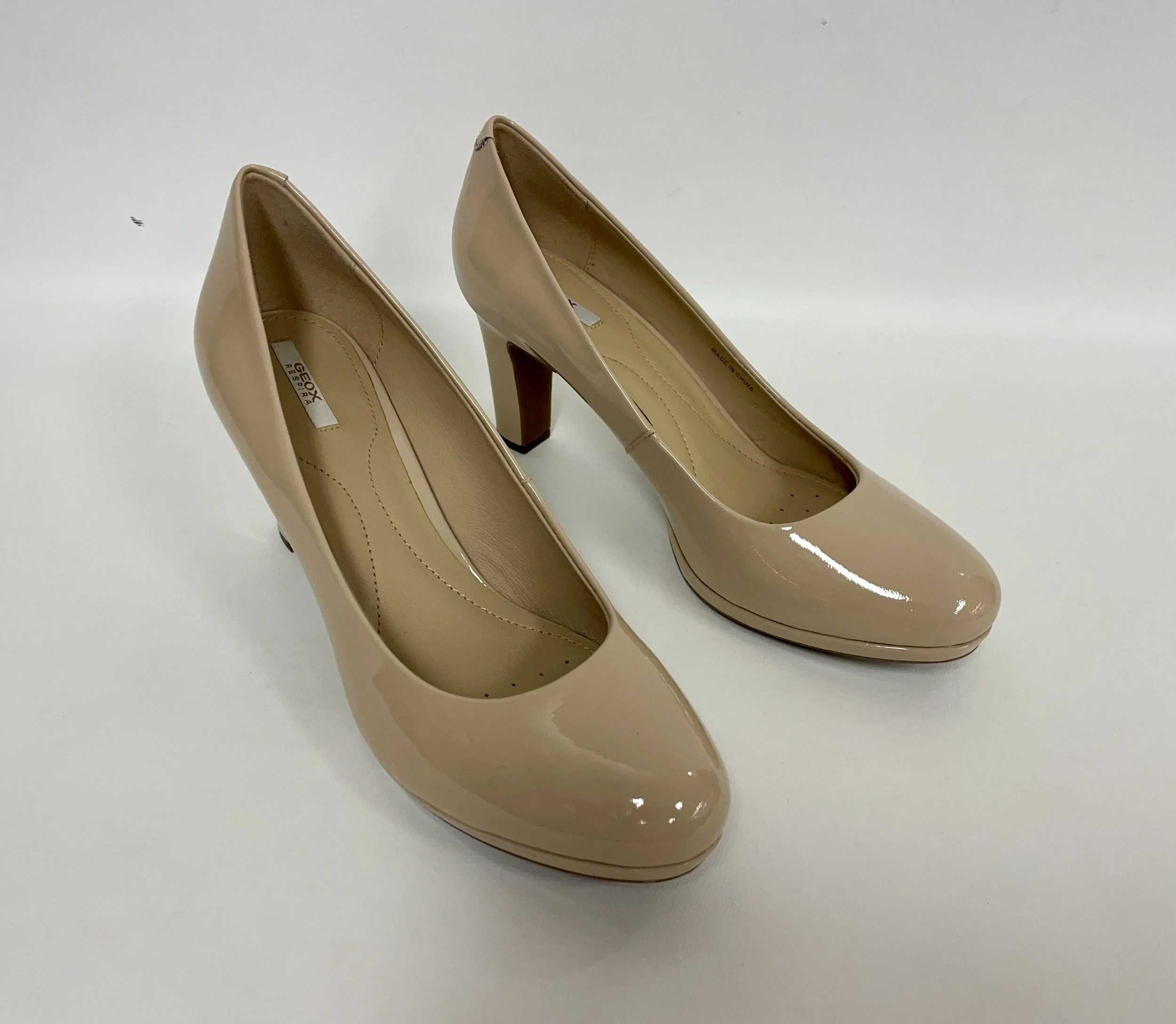 Chaussures couleur crème, GEOX Respira, Italie, talon 8 cm, comme neuves, 9.