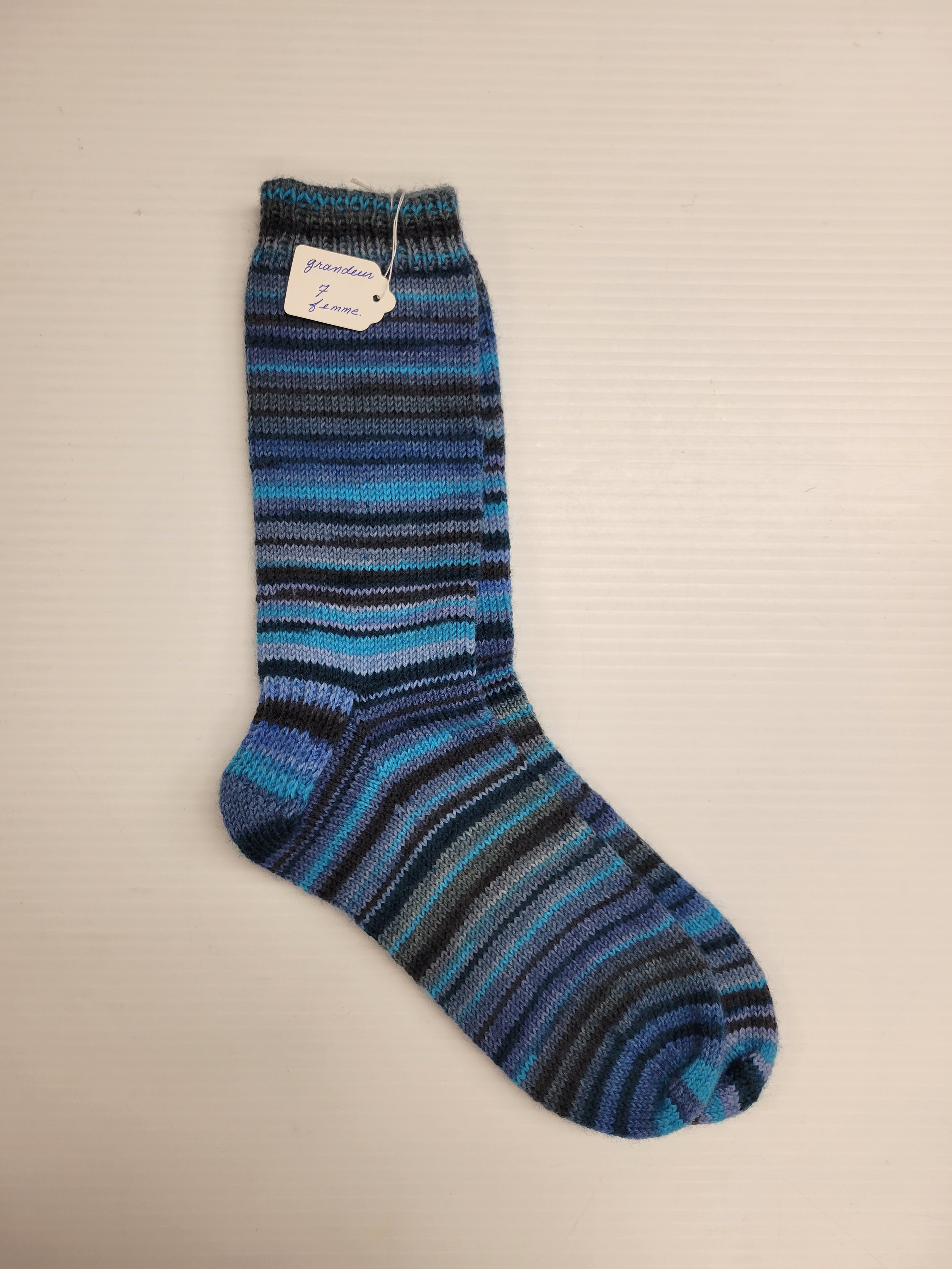 Chaussettes tricotées à la main par une bénévole, 100% laine, grandeur environ 7
