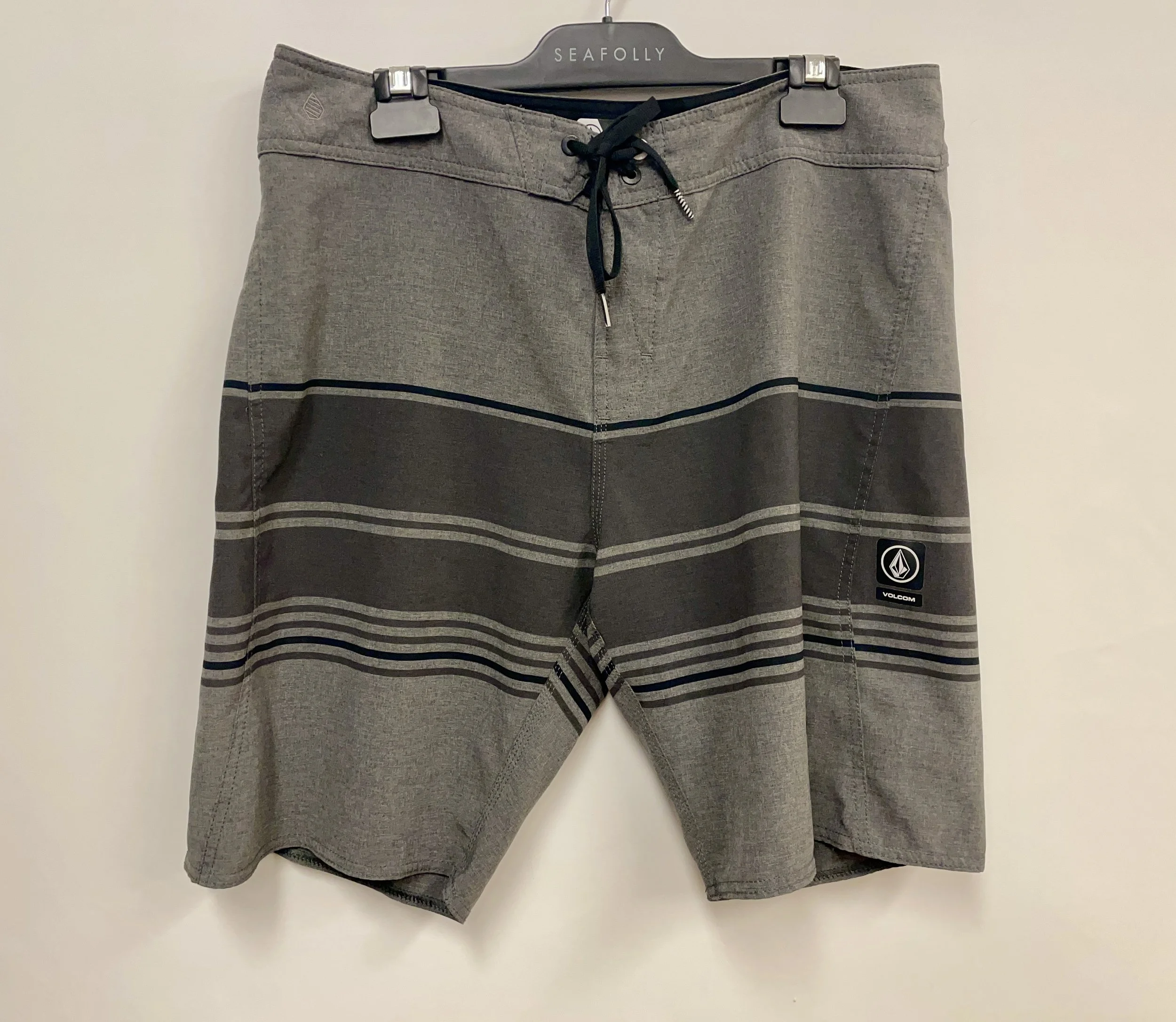 Maillot de bain gris et noir, VOLCOM, comme neuf, taille 34.