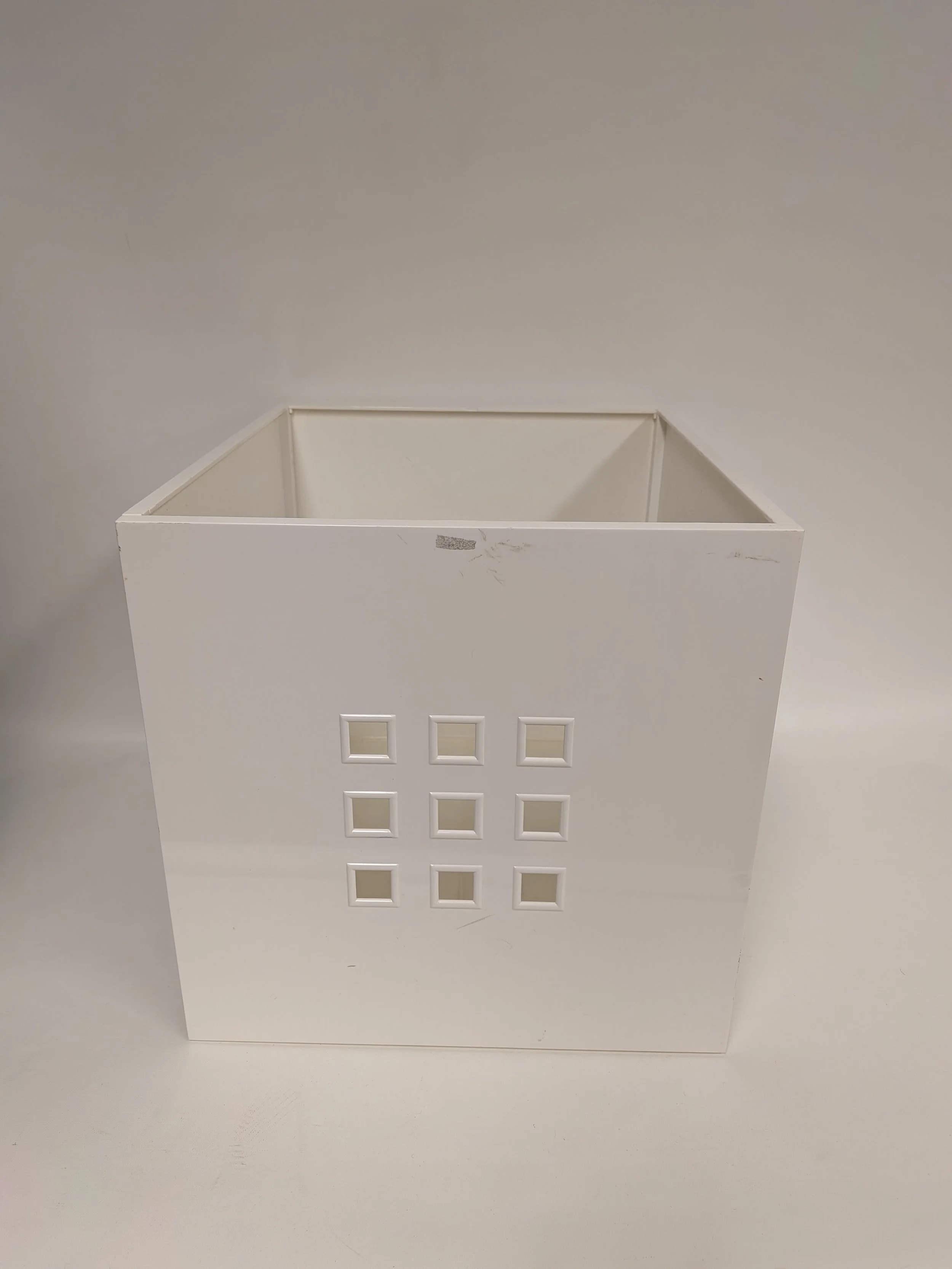 Panier blanc en plastique, 13 x 13 x 14.5 po (4 disponibles)