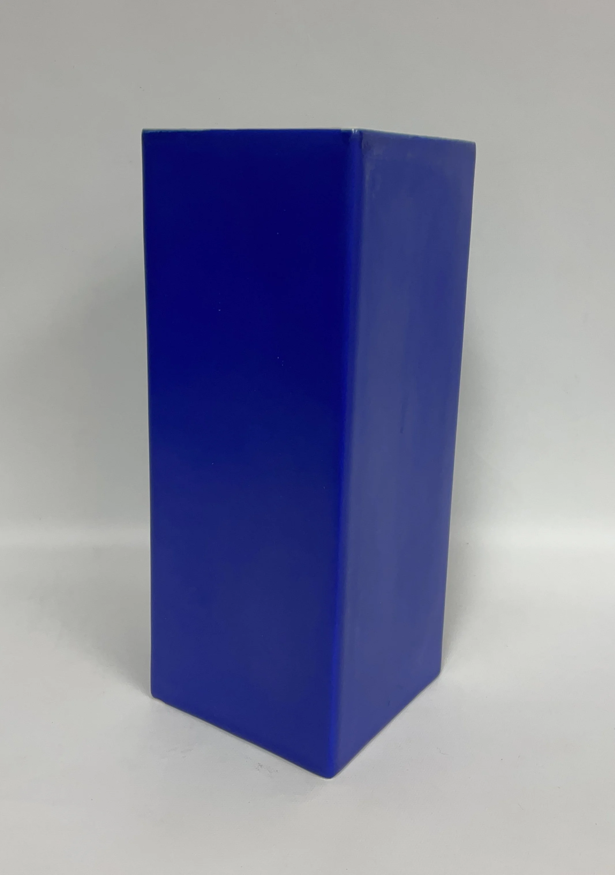 Grand vase bleu carré, style porcelaine , hauteur de 30 cm, largeur de 12 cm