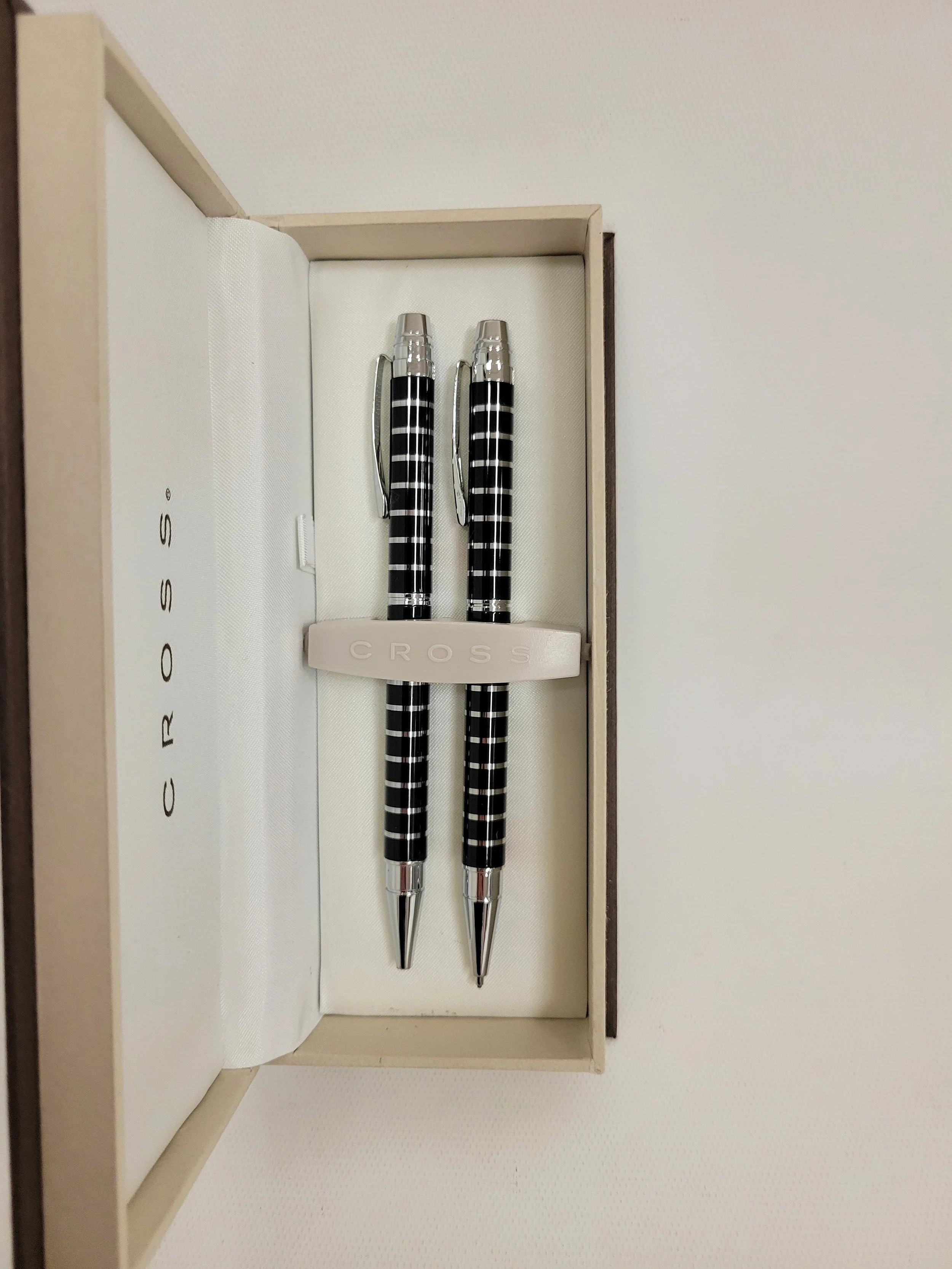 Ensemble stylo et pousse-mine noir, rayures argent, Cross (se vend 60$+ sur Ebay)