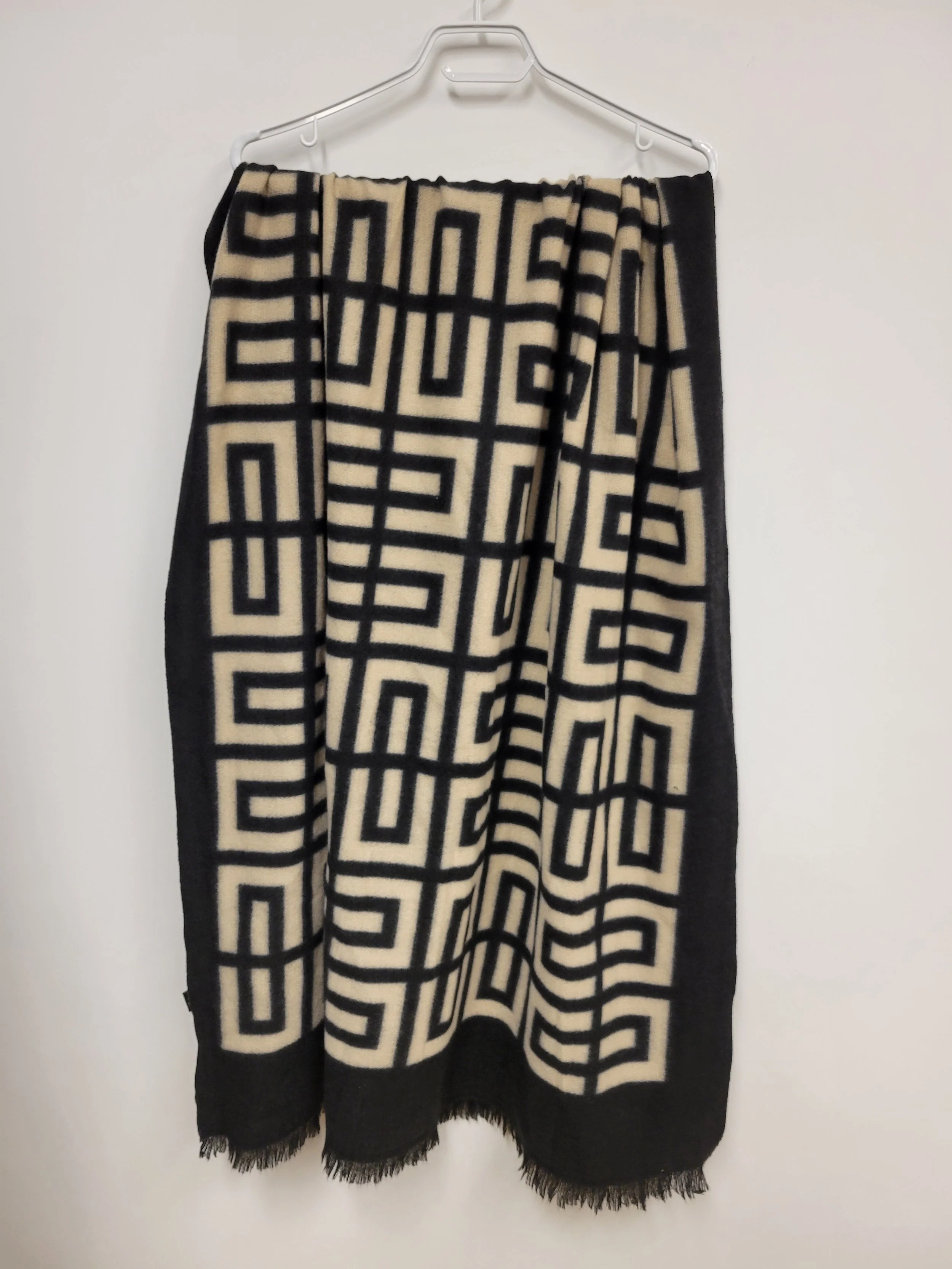 Grand foulard, noir et beige, motif contemporain, La Compagnie du foulard
