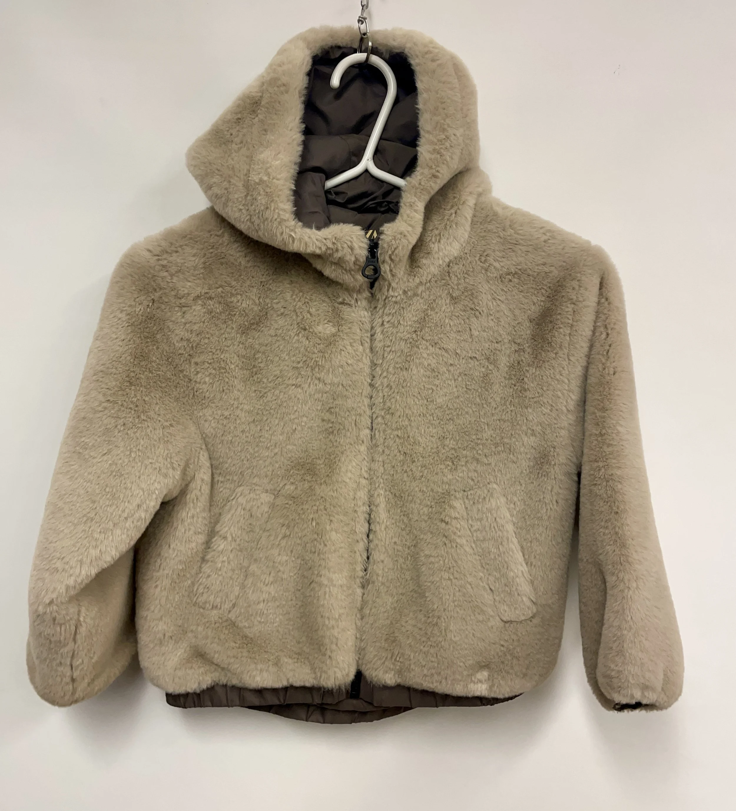 Manteau d'automne court en simili fourrure beige, ZARA, 7 ans.