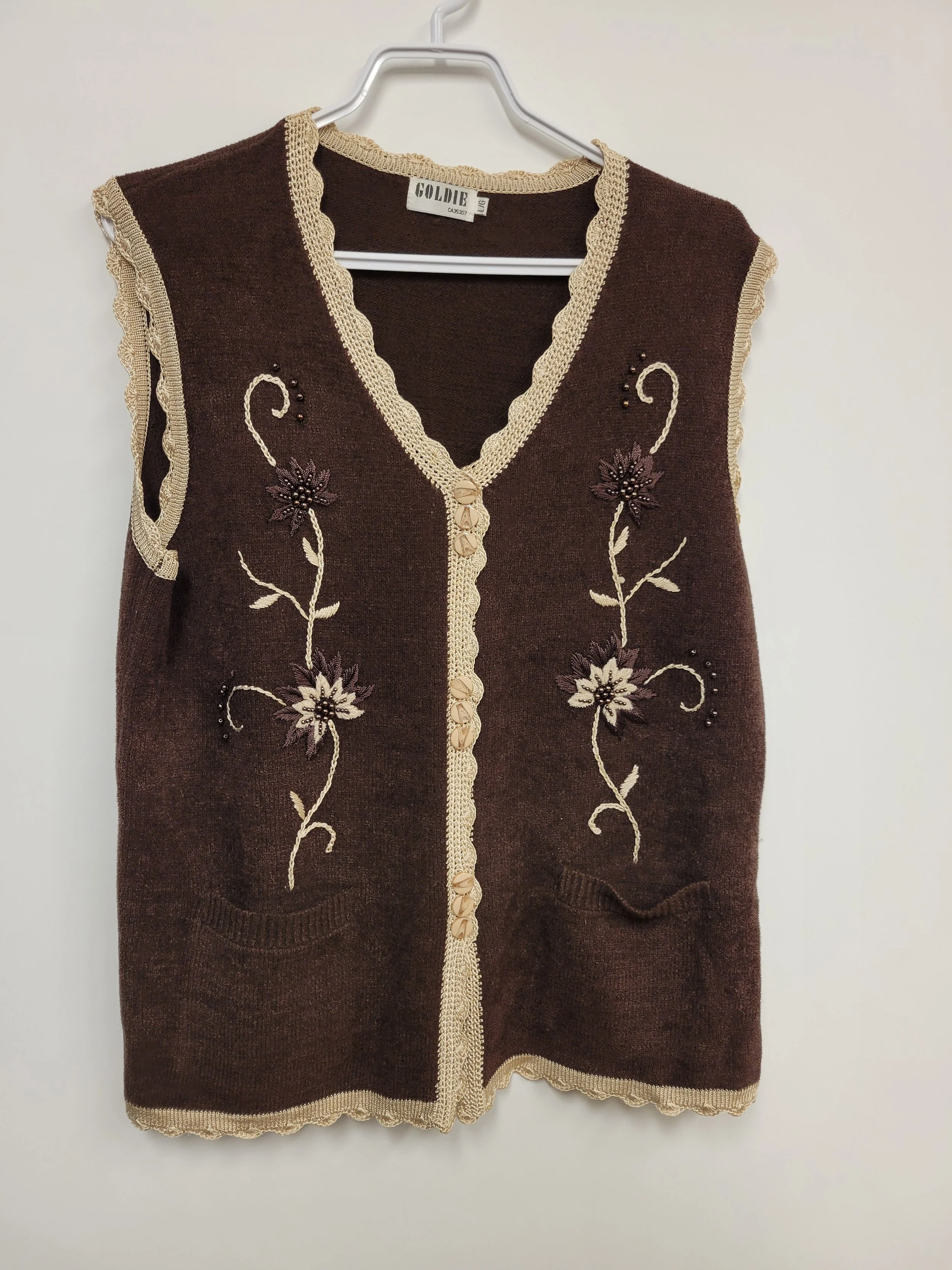 Débardeur en tricot brun foncé avec fleurs et dentelle beige, Goldie, L