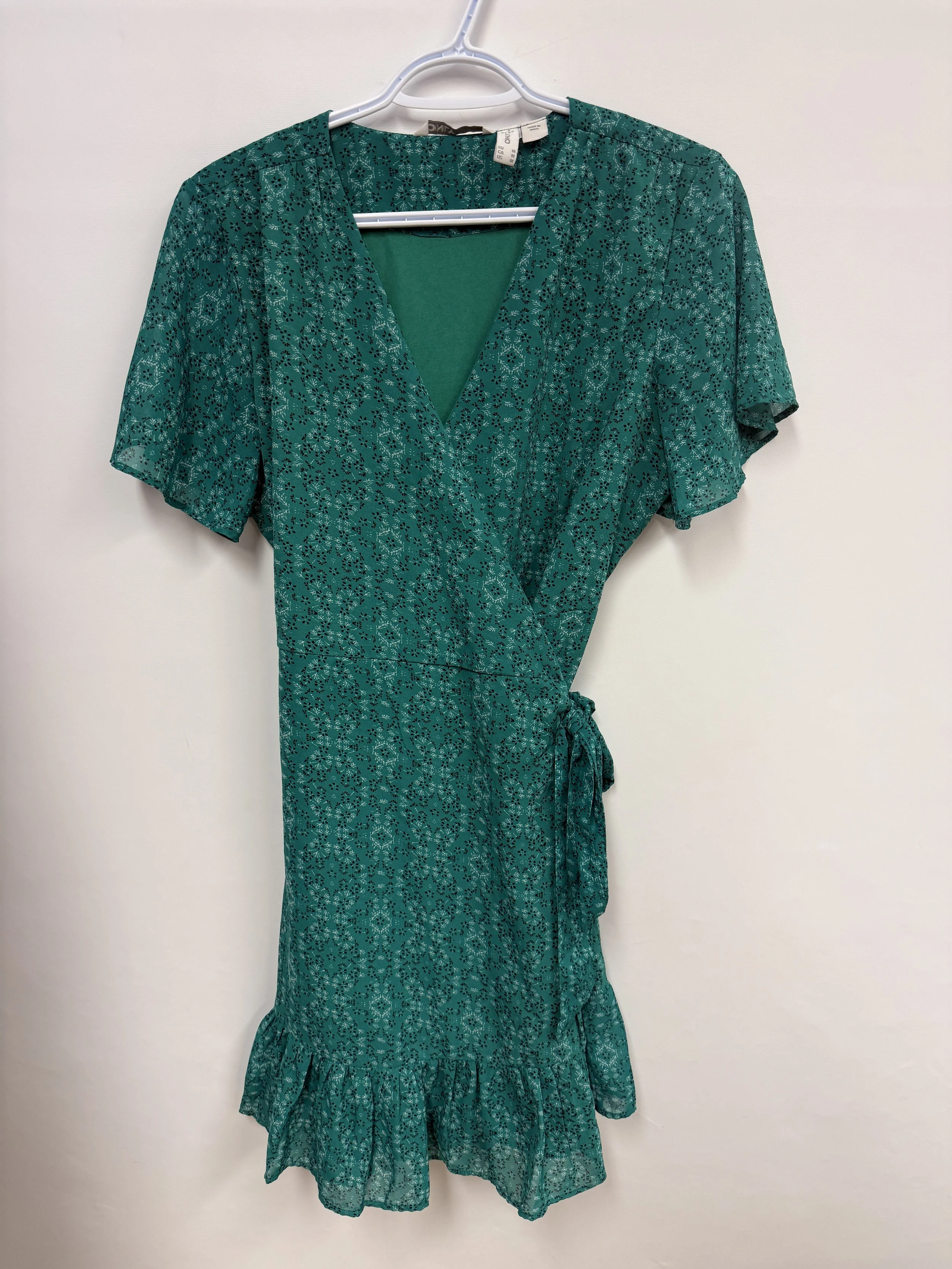 Robe cache-coeur verte à motif floral blanc et noir, Only, Medium