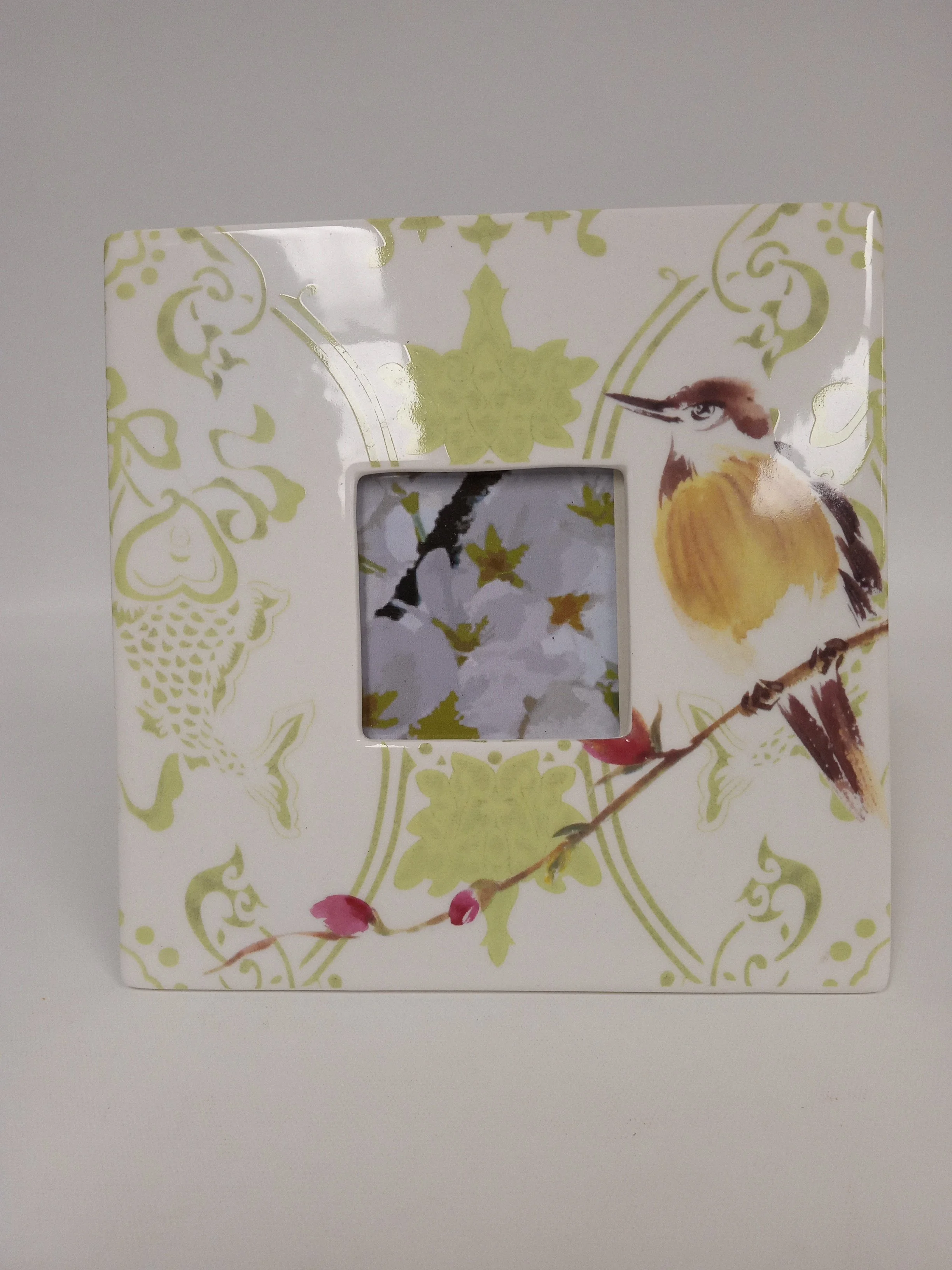 Cadre en porcelaine ivoire avec oiseau, 8“ x 8“