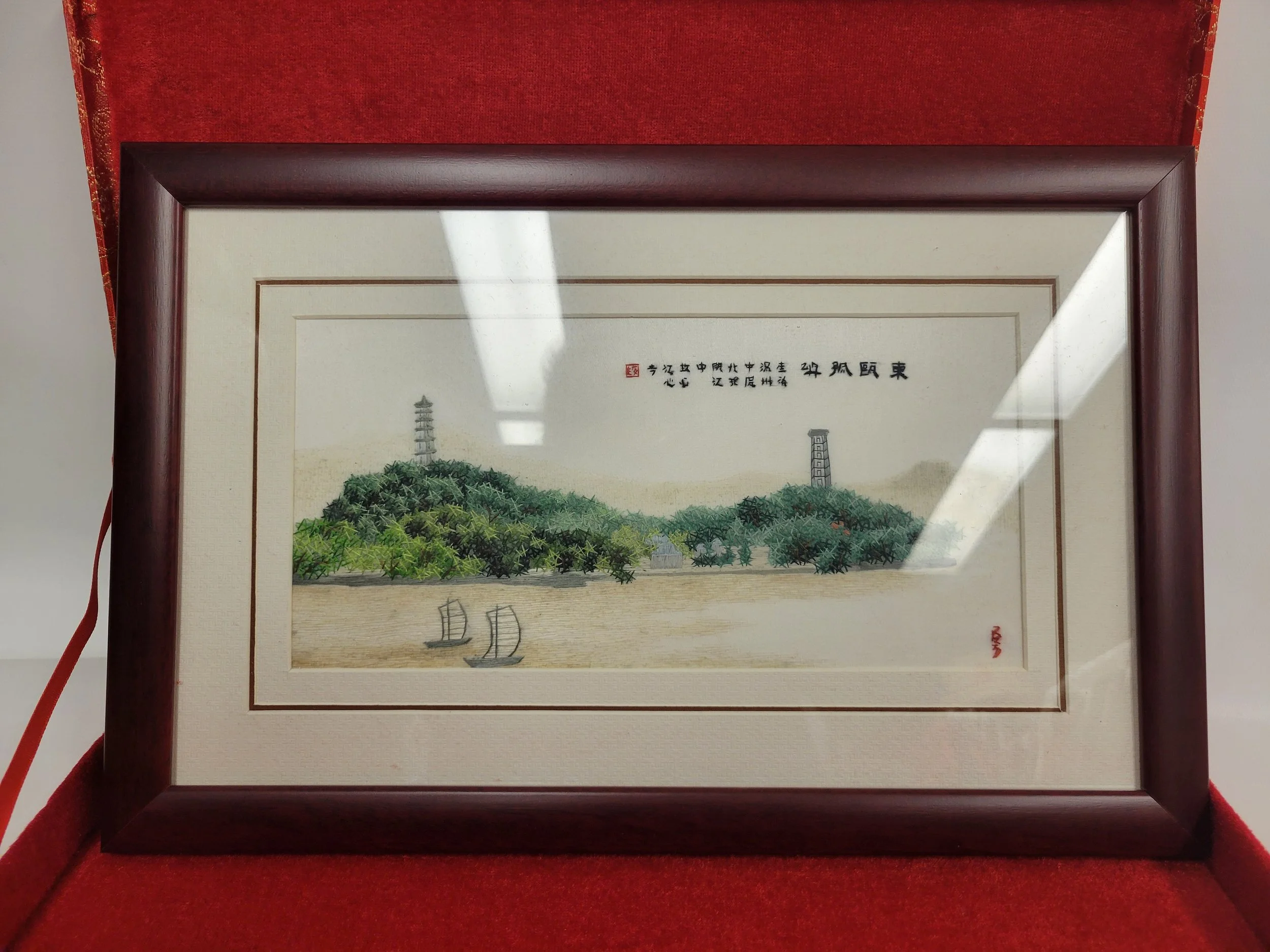 Broderie asiatique dans une boîte