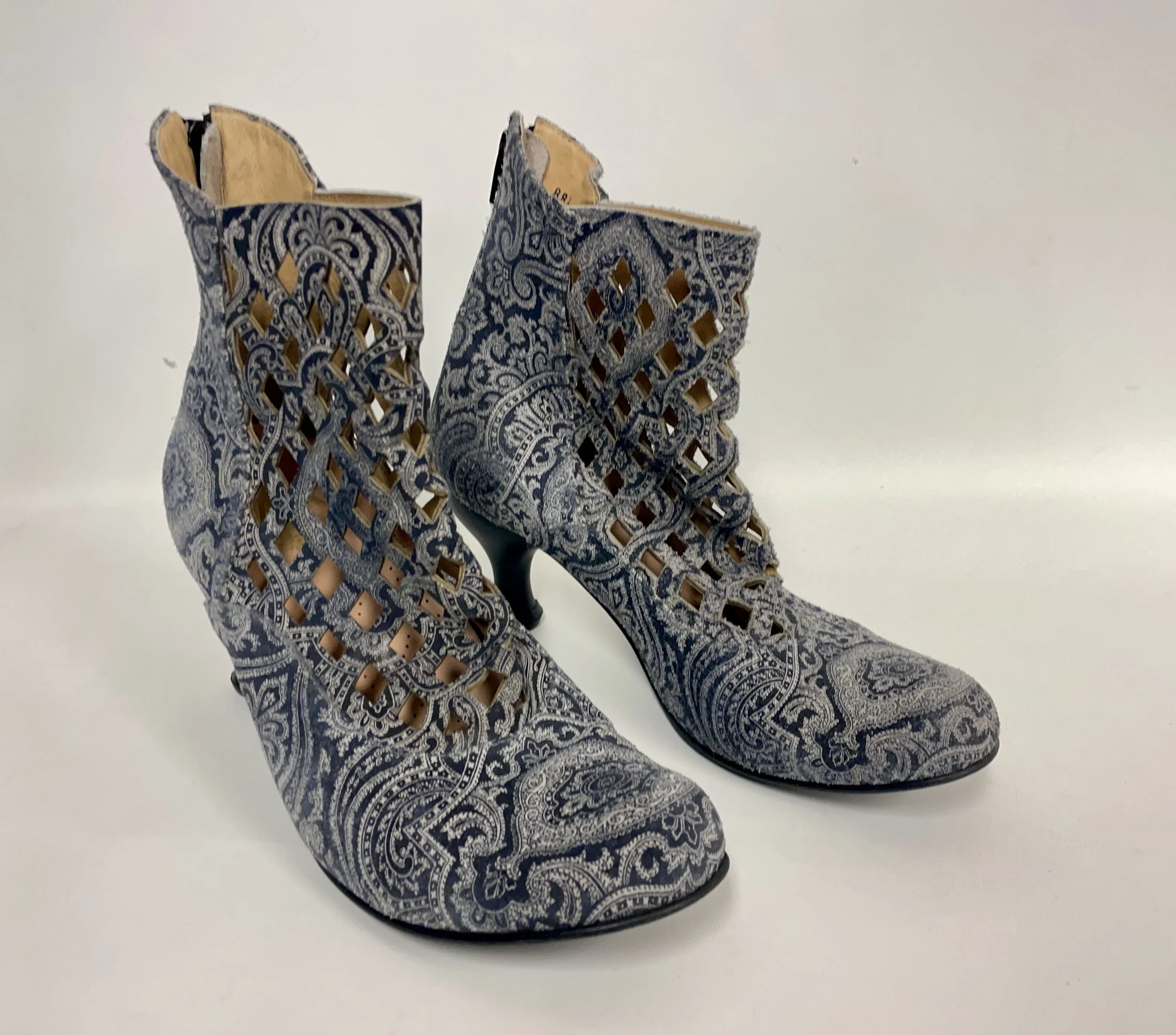 Bottillons chics, gris et noir, talon (3 po), fait au Portugal, pointure 8.