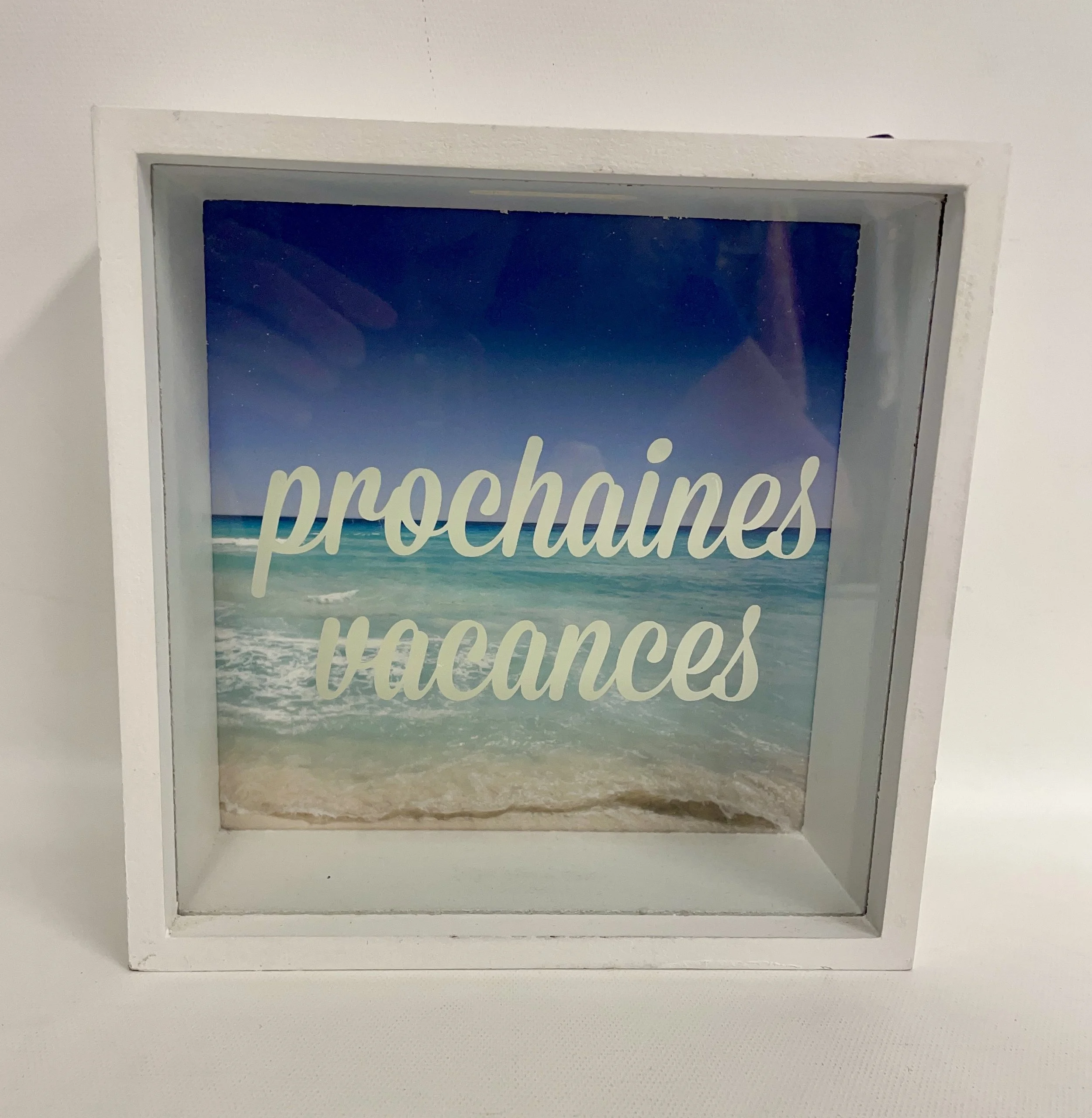 Tirelire blanche « prochaines vacances », 18 x 18 cm.