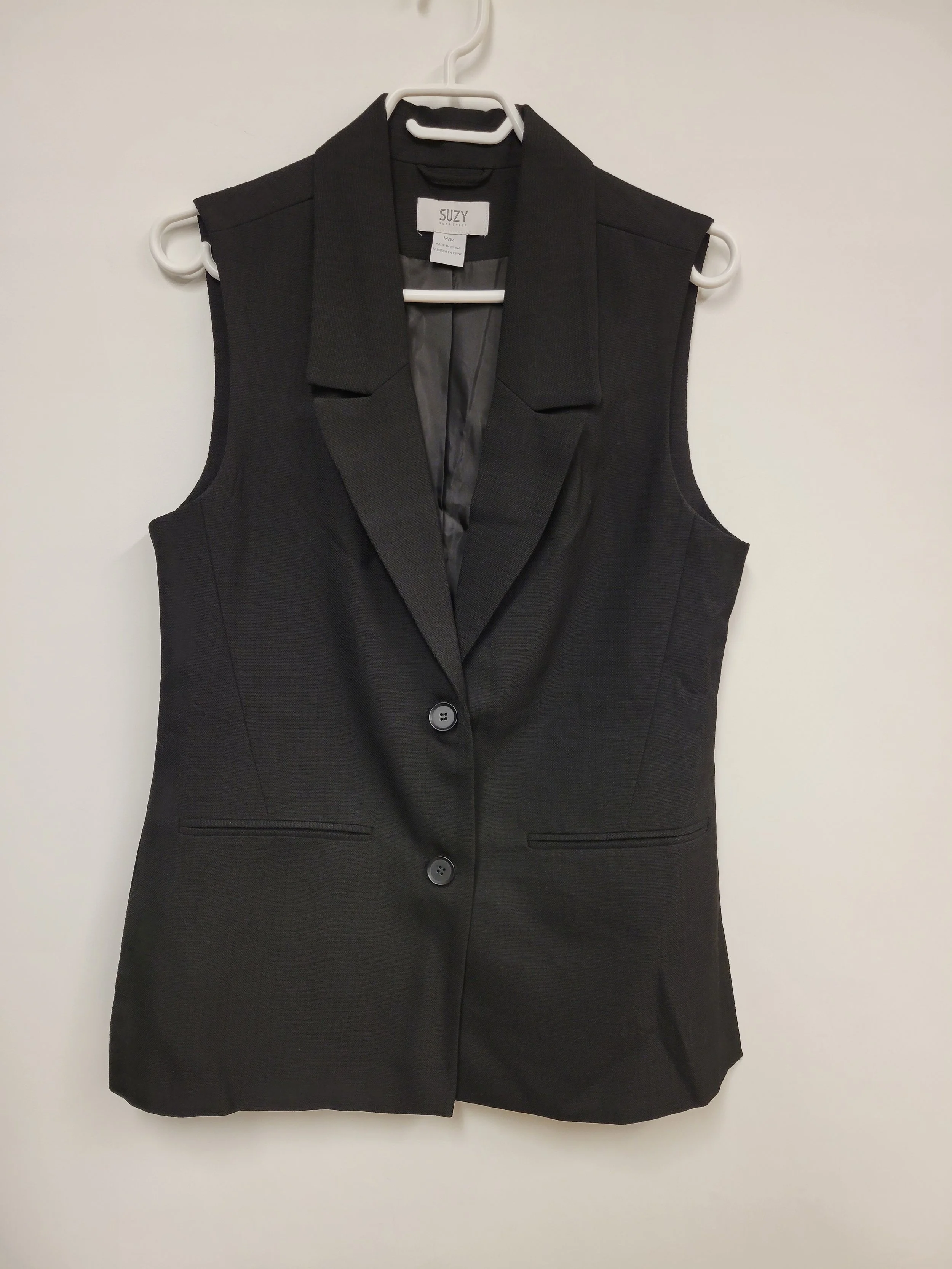 Veston sans manches noir, fentes aux côtés, Suzy Shier, M