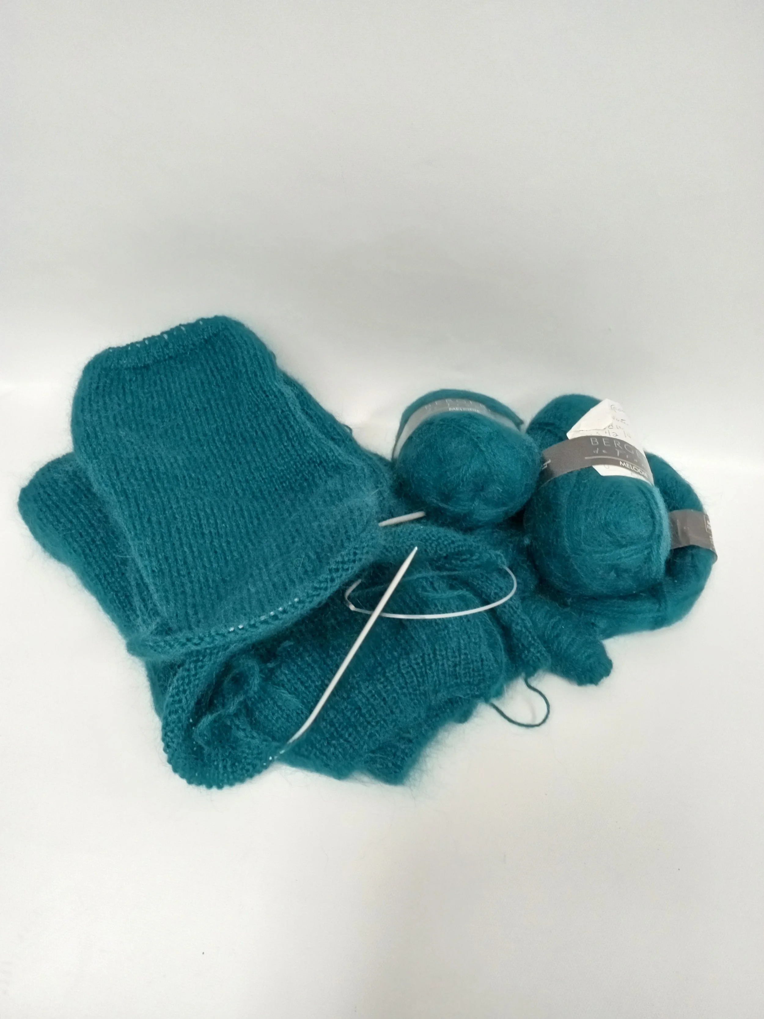 4 balles de laine turquoise + projet entamé, 45% MOHAIR, 25% laine peignée