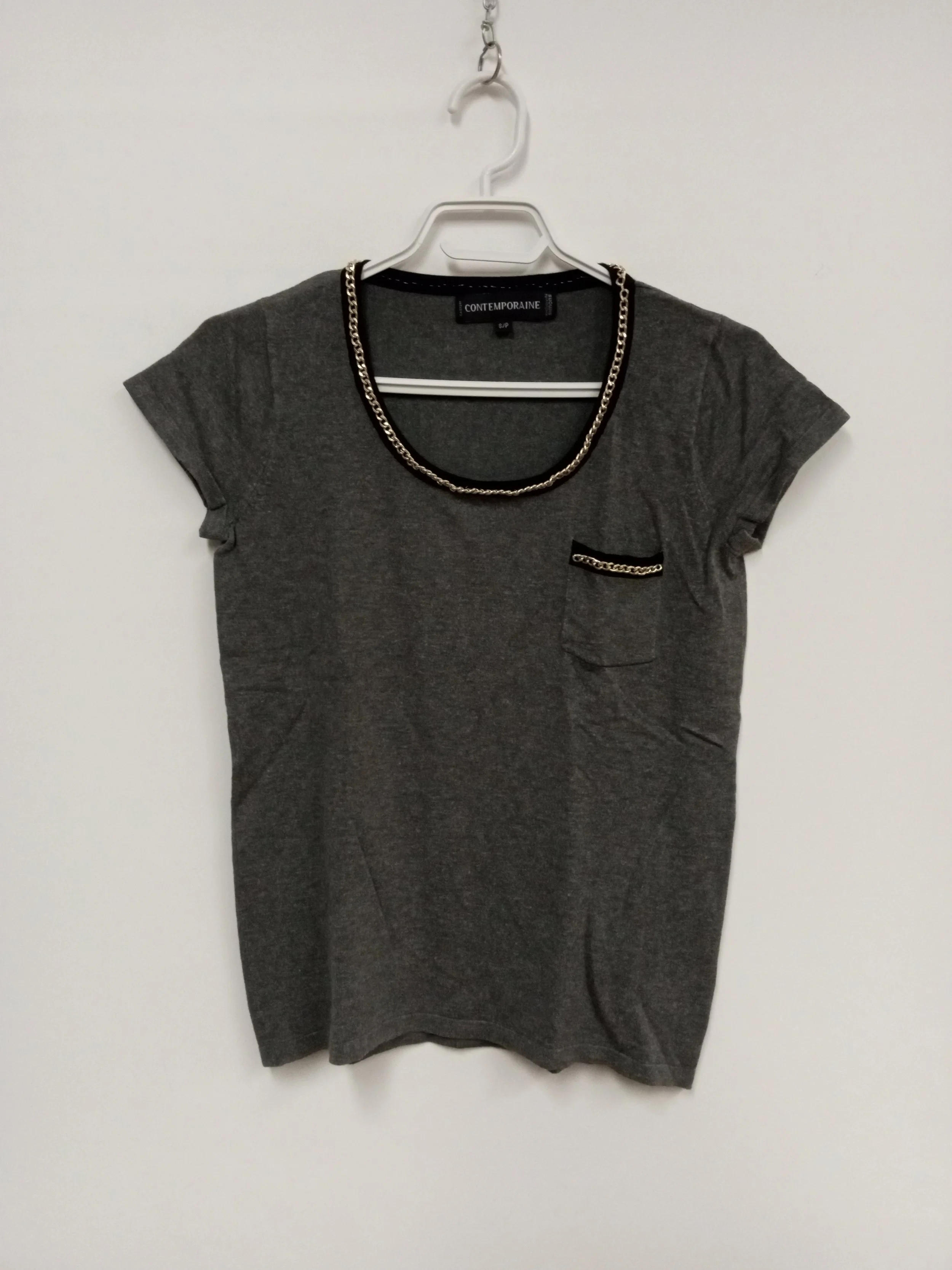 T-shirt gris avec chaine dorée au col, Contemporaine, S