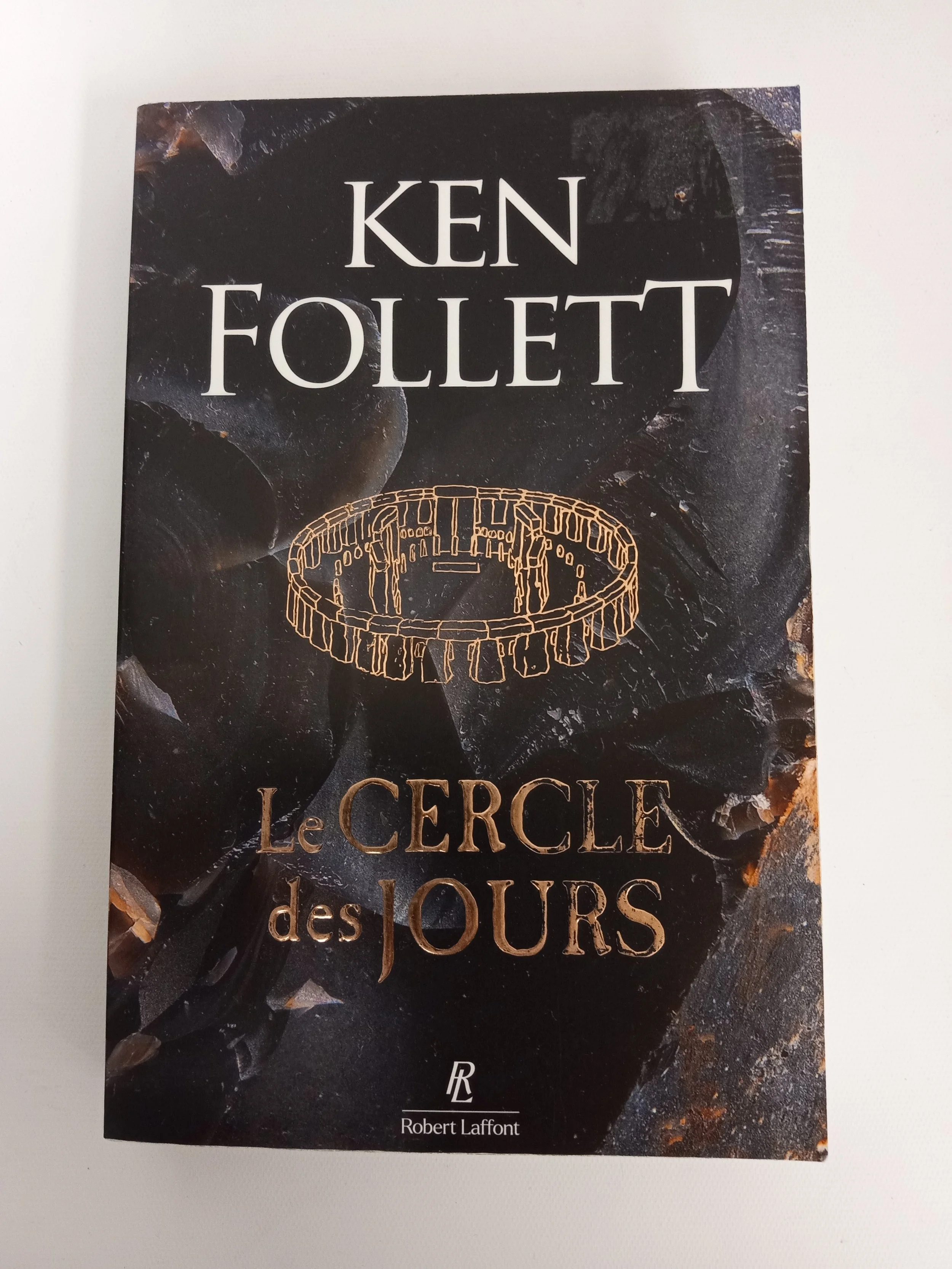 Le Cercle des jours - Ken Follett, Éditions Robert Laffont, 600 p.