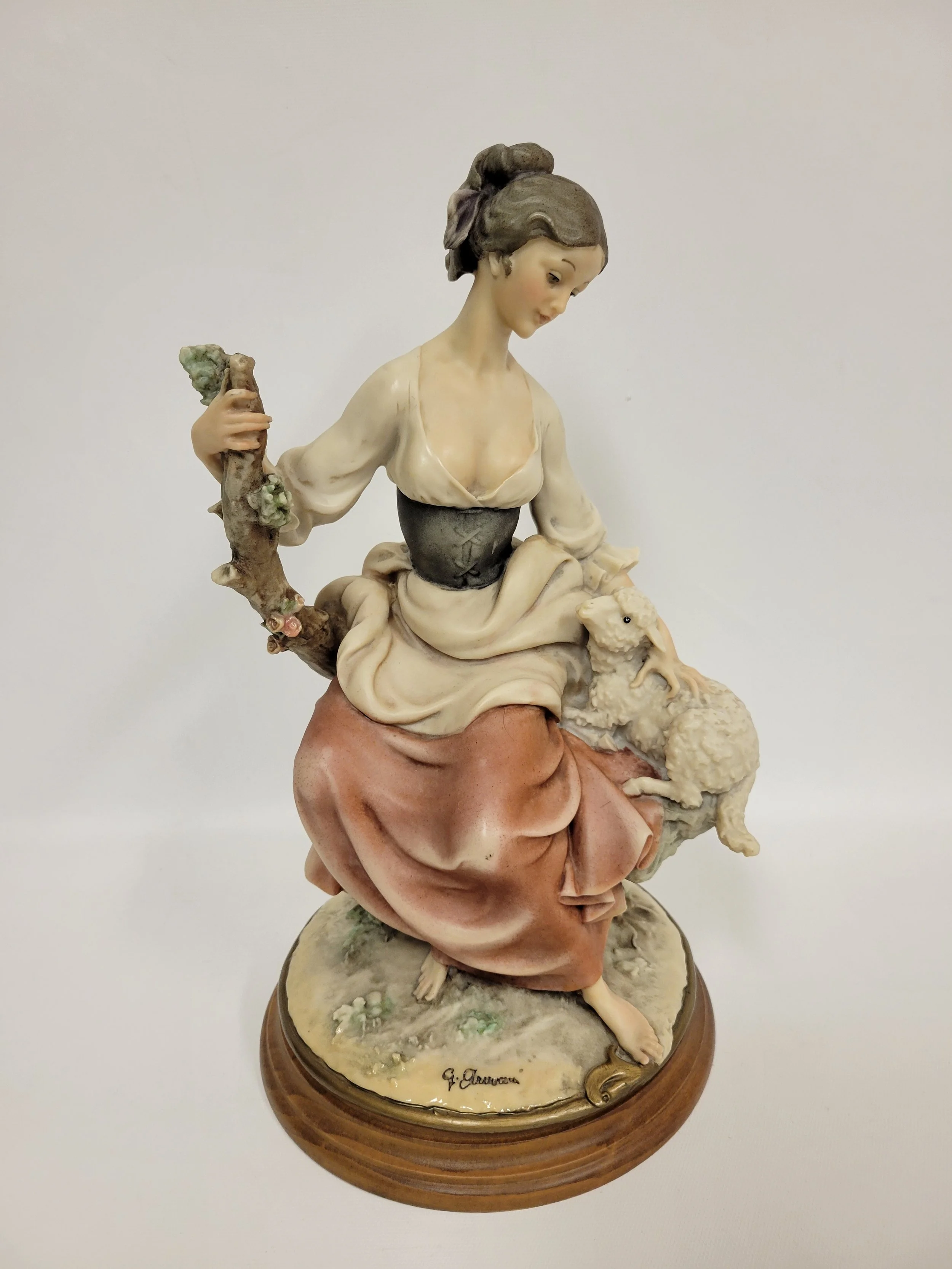 Grand bibelot (30 cm de H), femme et l'agneau