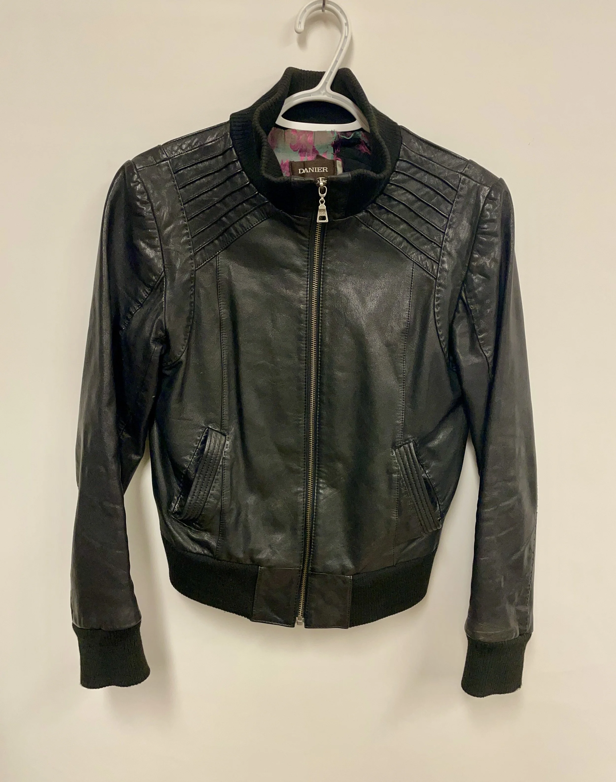 Blouson de cuir noir, DANIER, un peu d'usure à poignet et doublure, S.