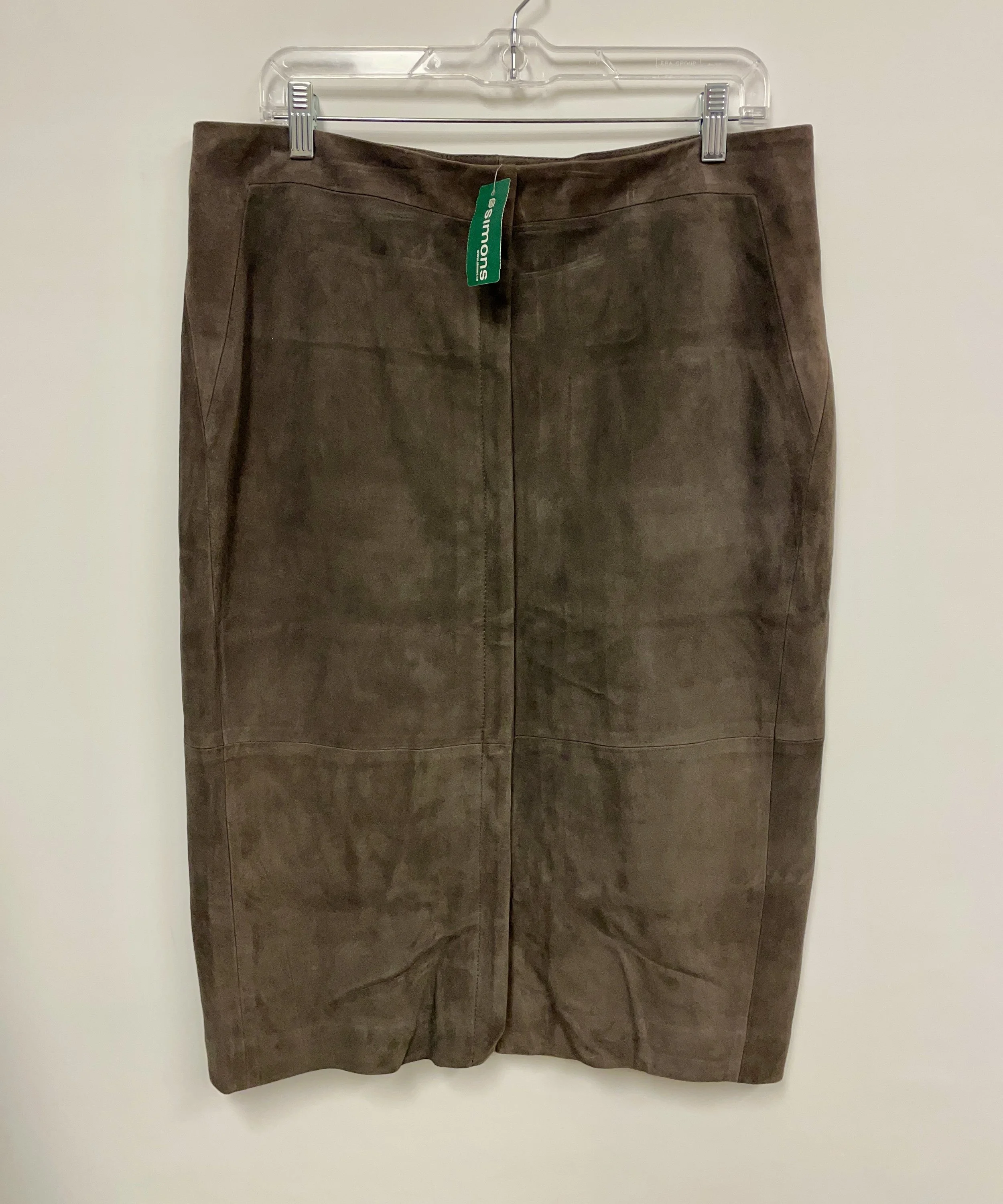 NEUF, jupe en suède couleur taupe, JUDITH & CHALES, valeur 100$, 14.