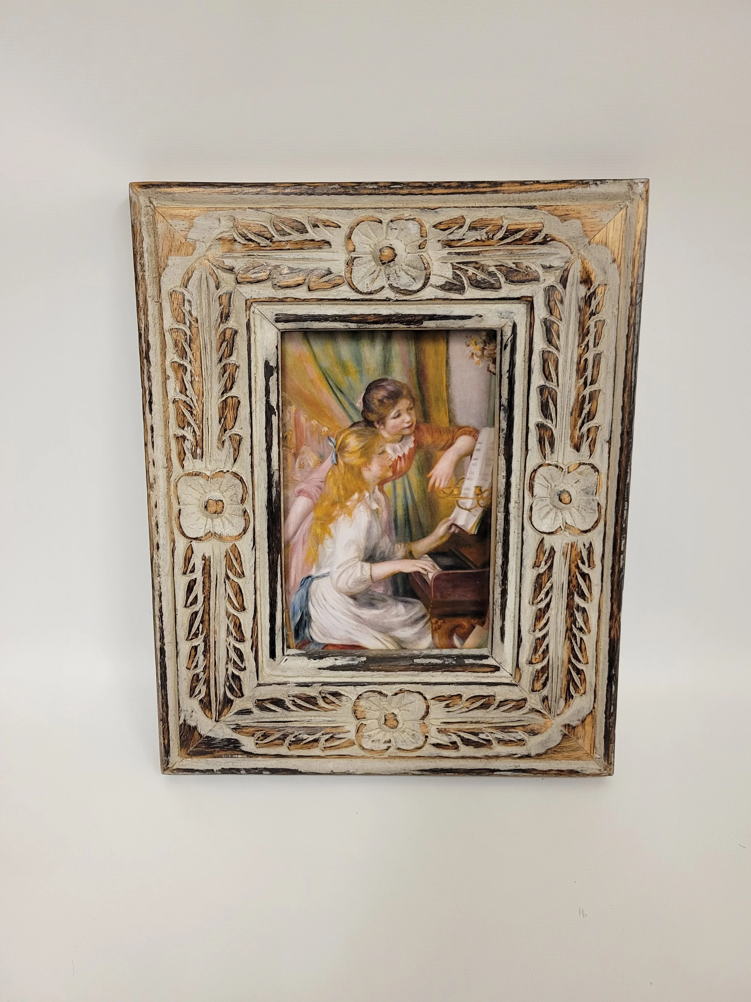 Cadre en bois sculpté 8 x 10 po (intérieur 4 x 6 po), image de 2 filles au piano