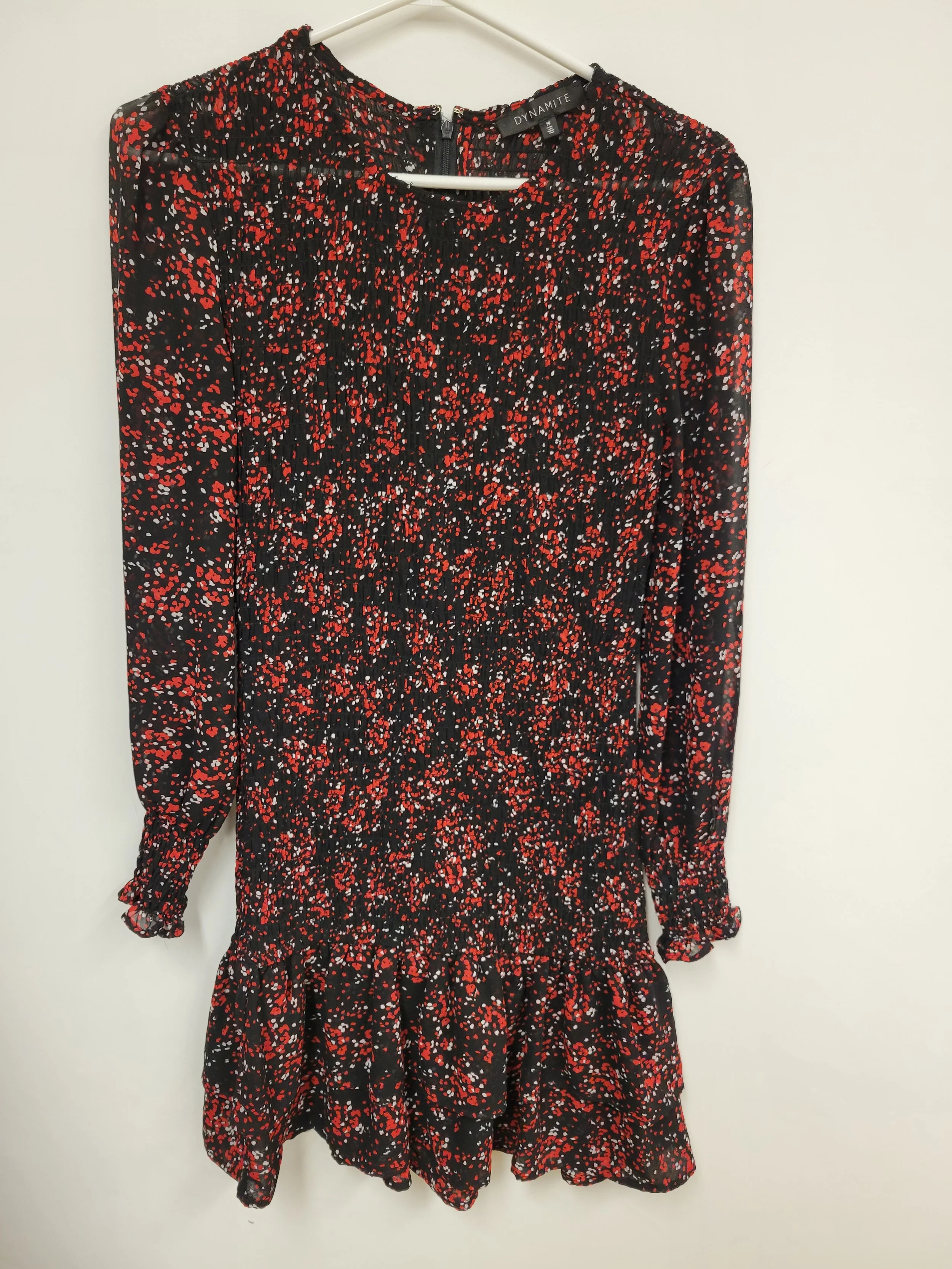 Robe noire imprimer rouge, corps entièrement élastique (smocké), manches longues fluides, volant au bas, Dynamite, M