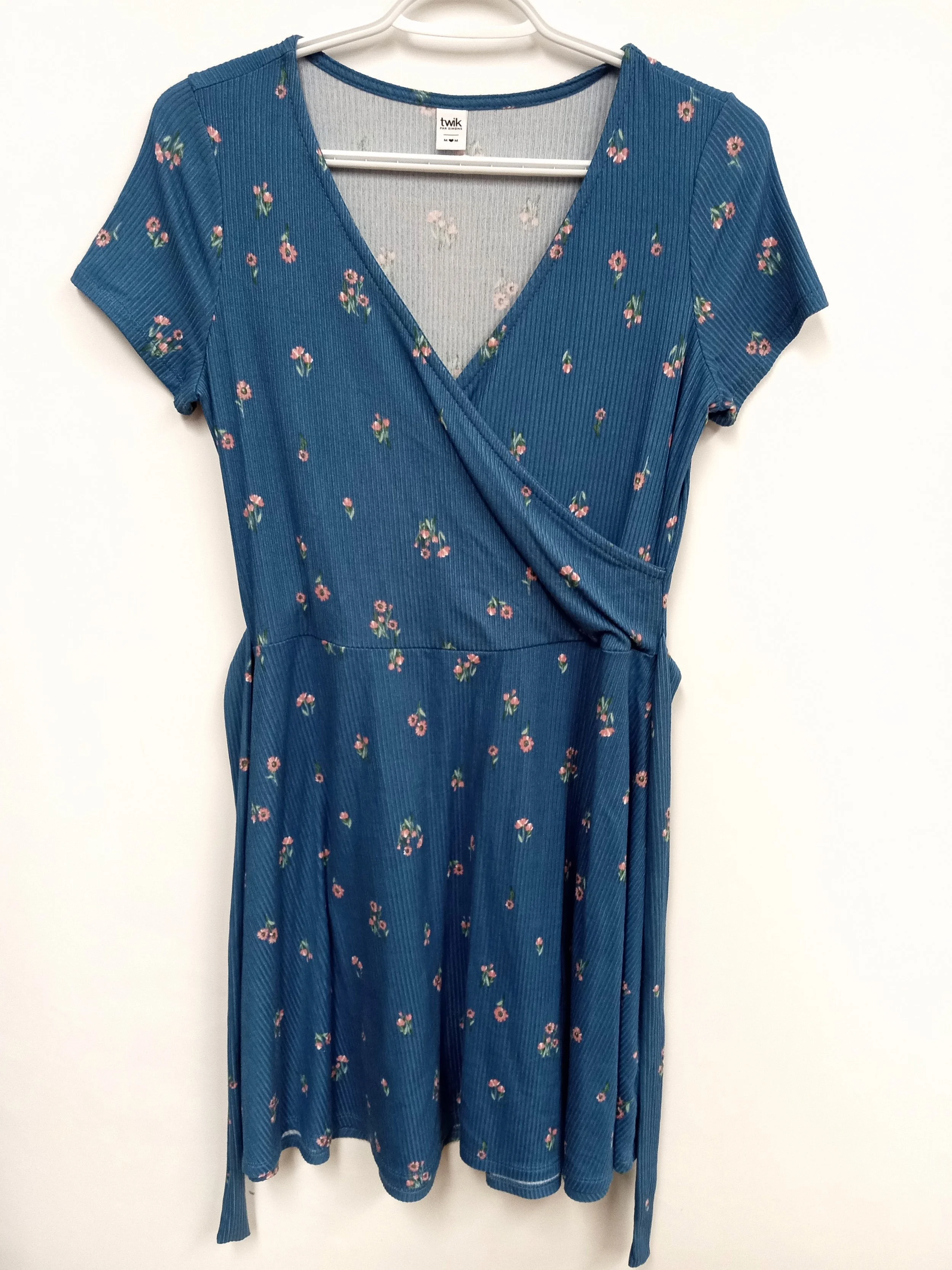 Robe bleue avec fleurs roses, Twik, M