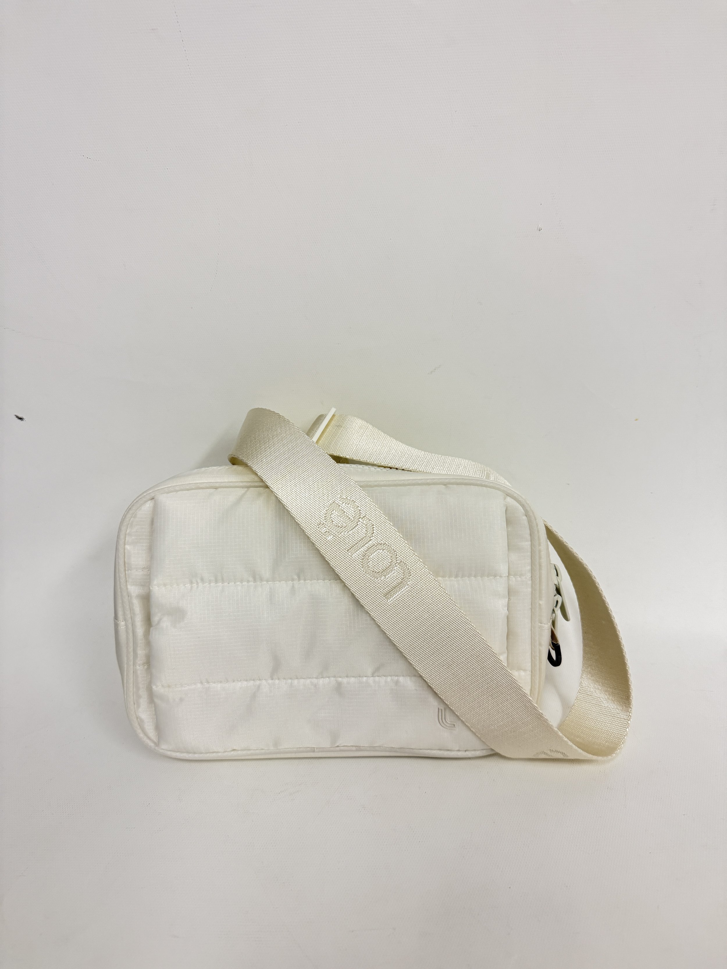 Sac en bandoulière ou de taille, blanc, poche chauffe-mains à l'avant avec une doublure en fausse fourrure, Lole, 24 x 16 cm