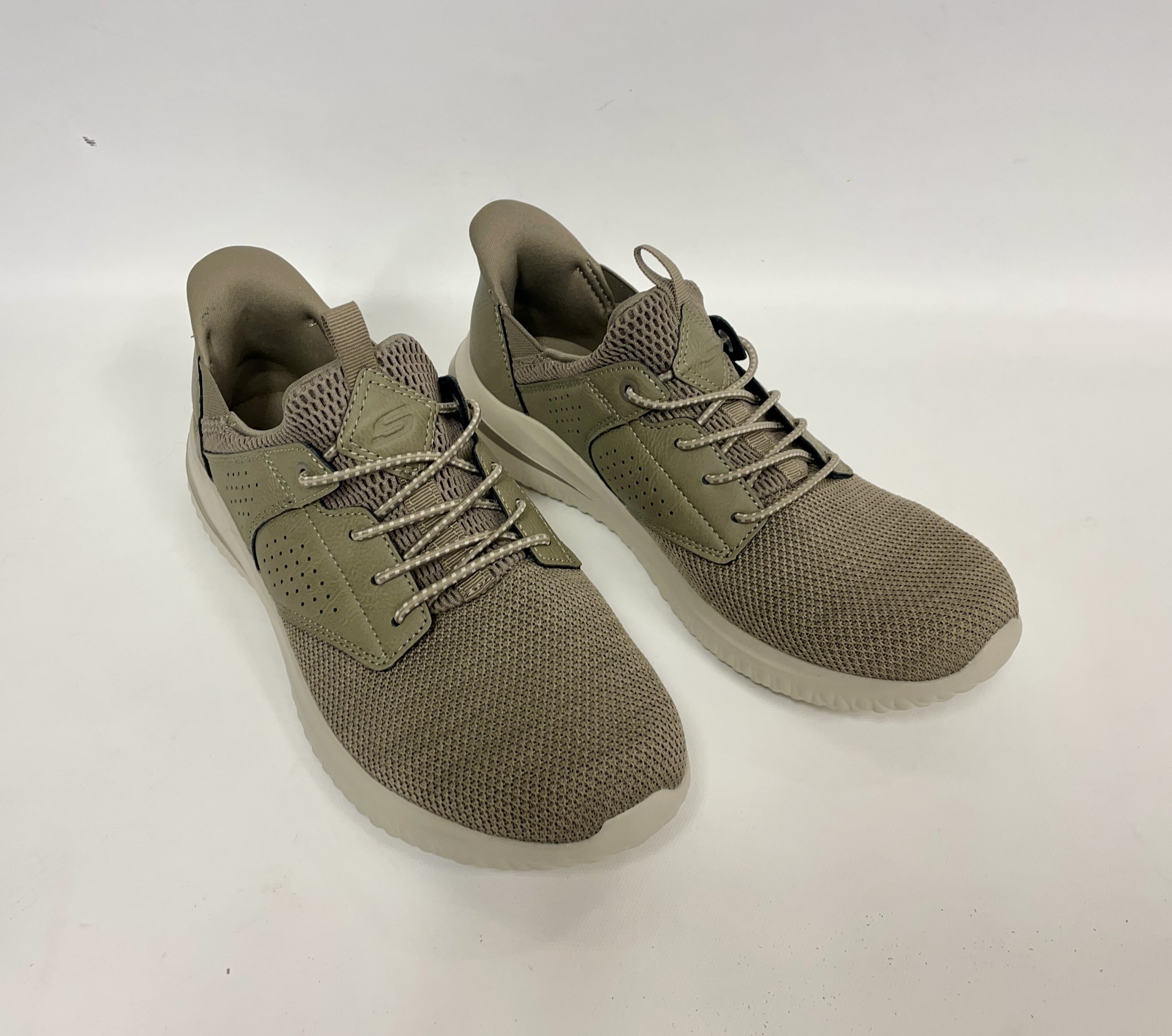 Chaussures légères couleur taupe, SKECHERS, comme neuves, pointure 8.