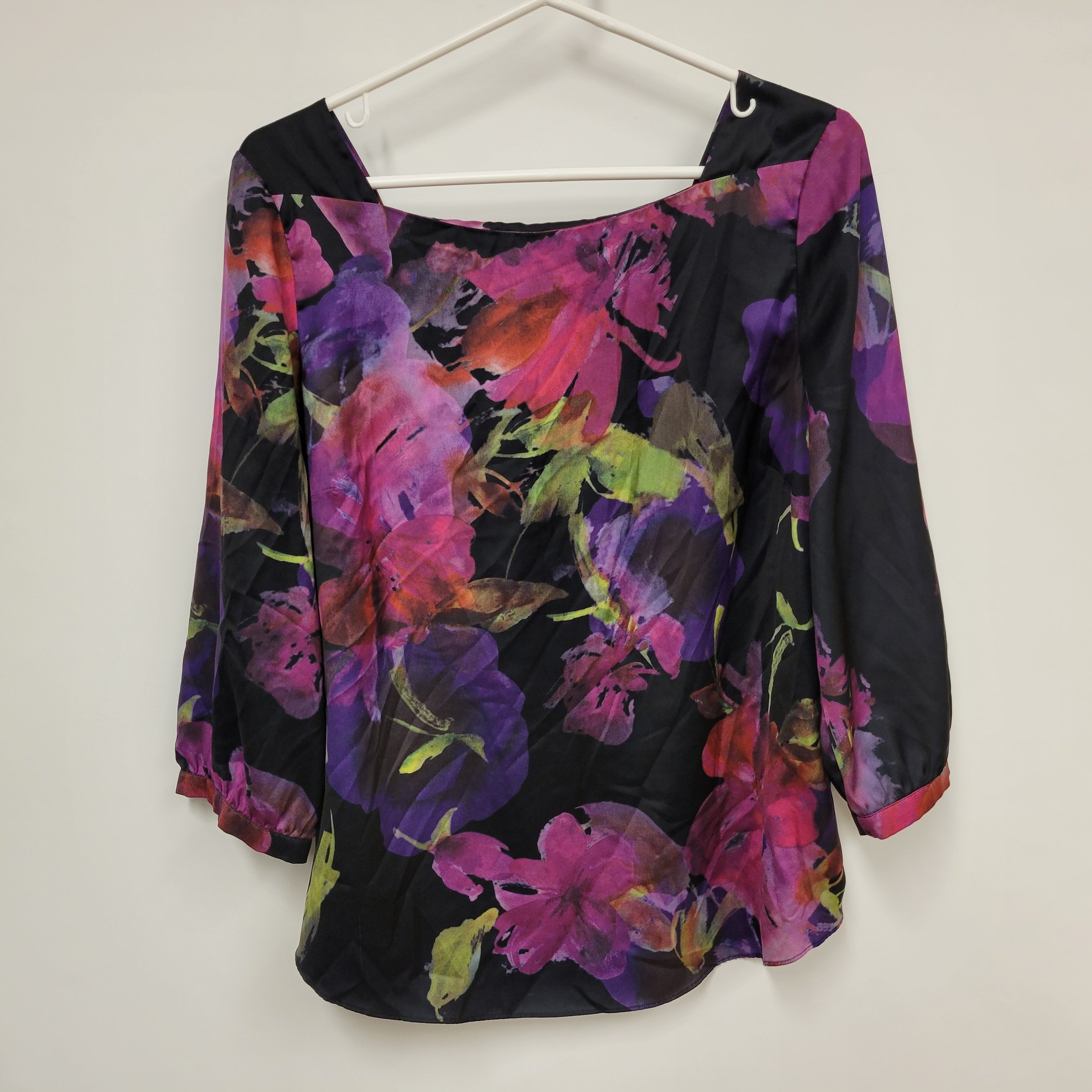 Blouse noire satinée à fleurs roses et mauves, RW&CO, M