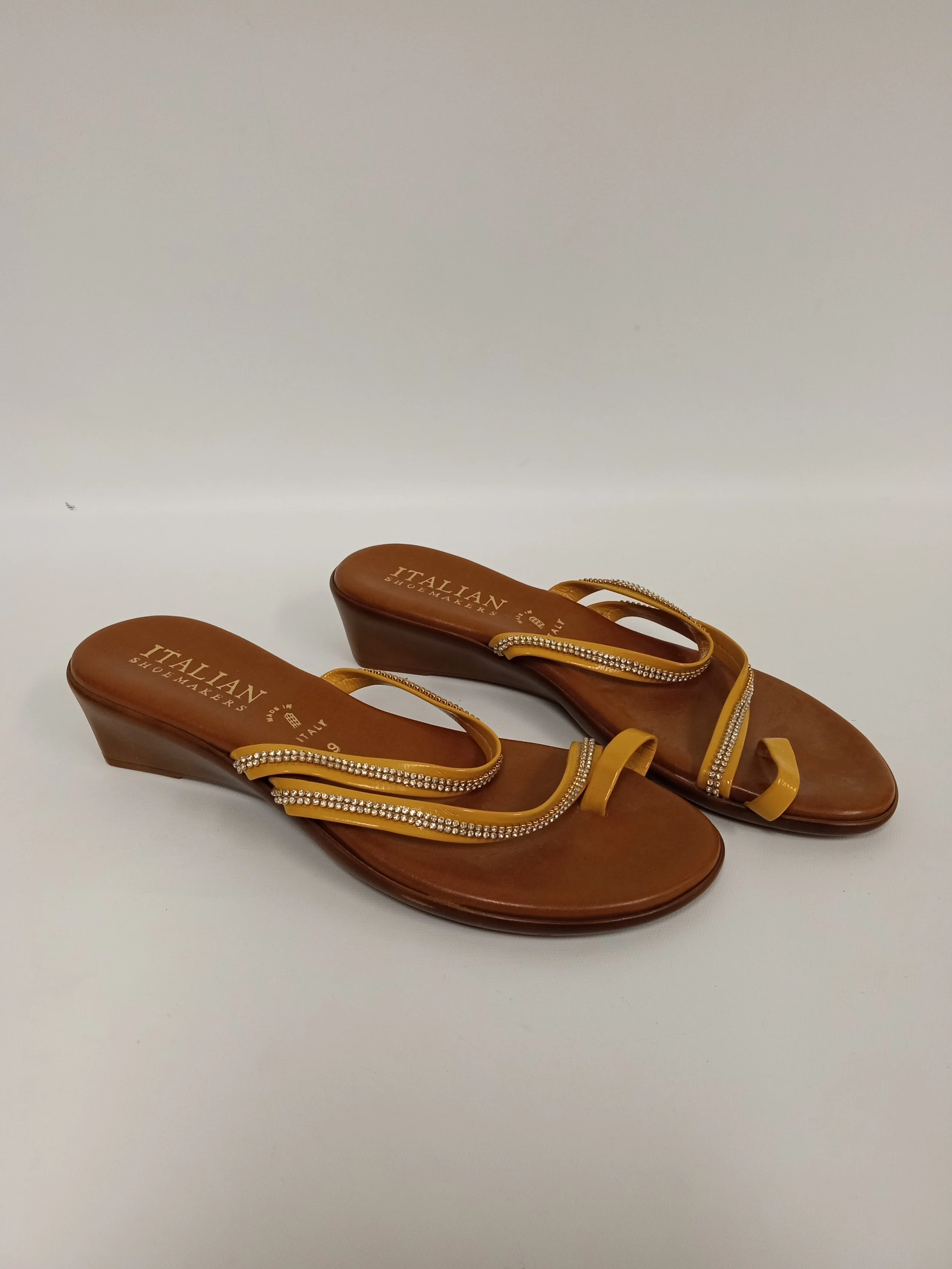 Sandales talon compensé, ganses jaune, Italian Shoemakers, pointure 9
