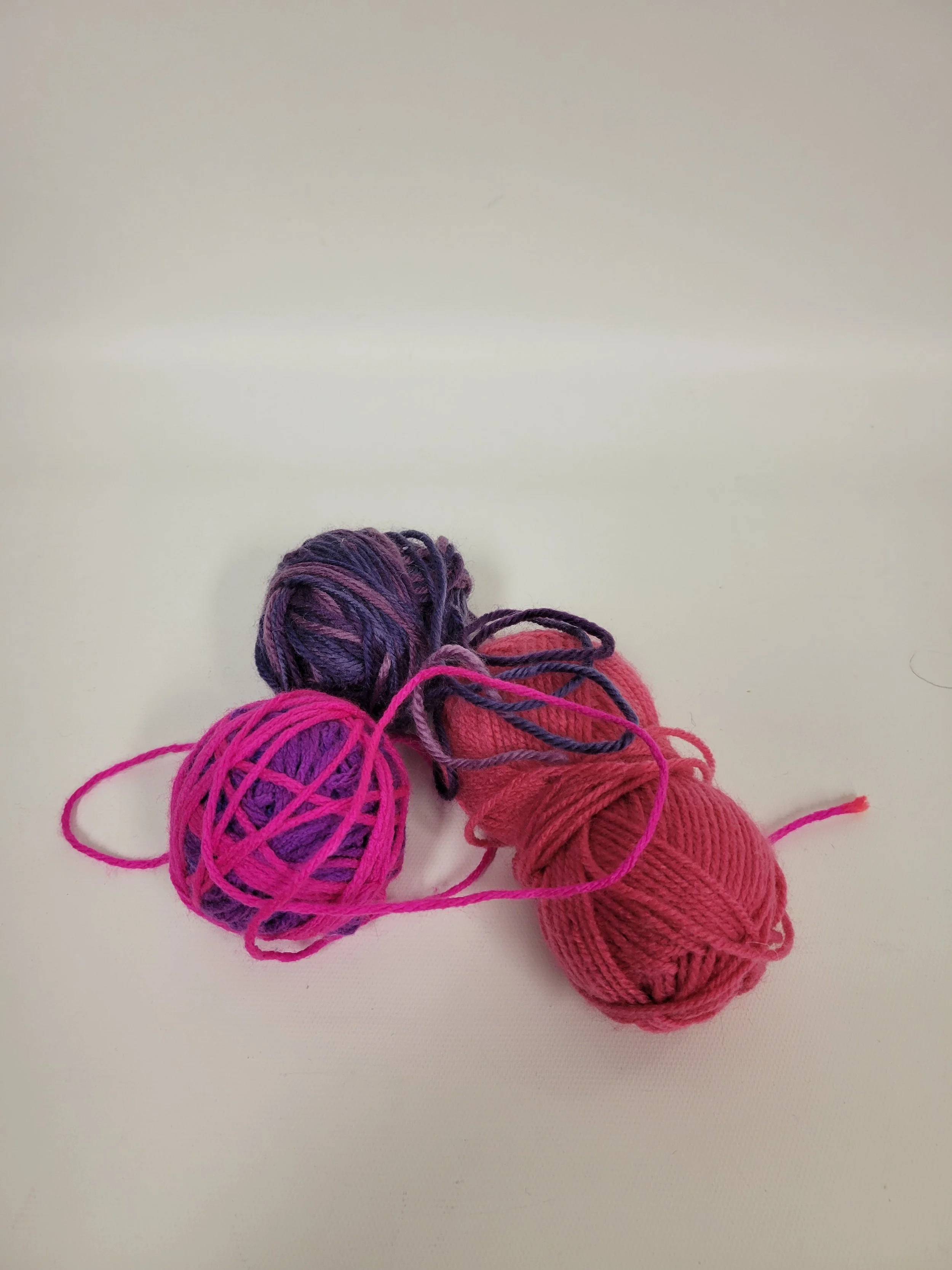 Balles de laine rose et mauve