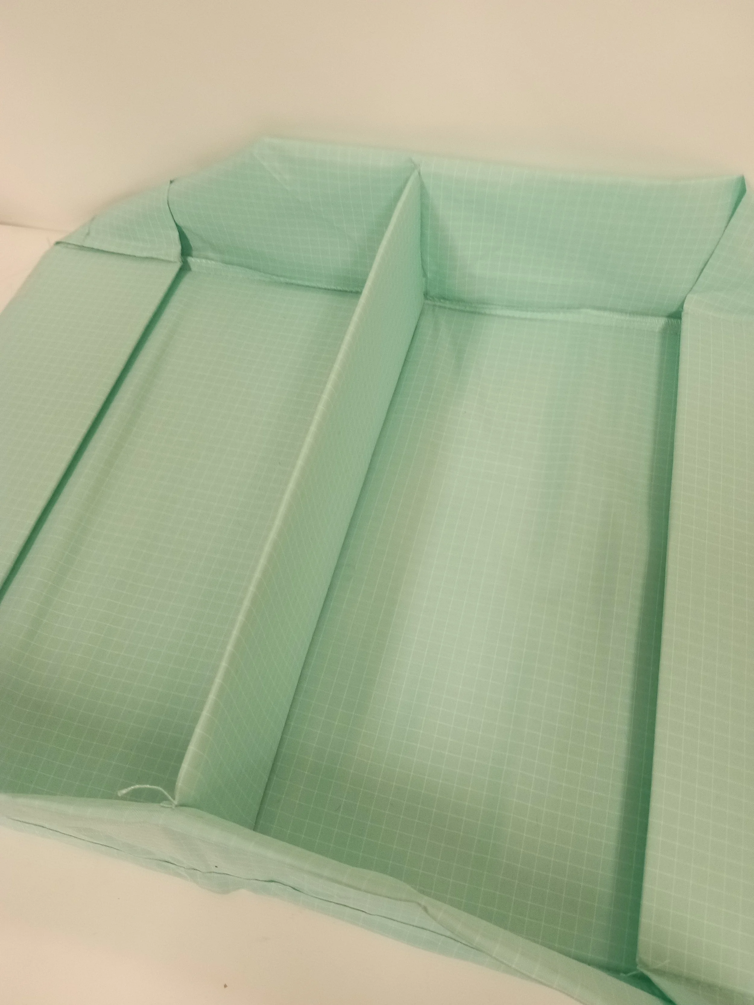 Organisateur pour tiroir vert ligné blanc (pliable, 100% polyester), 2 compartiments, 13,5 x 20 x 4 po (34 x 51 x 10 cm) IKEA (STUK)