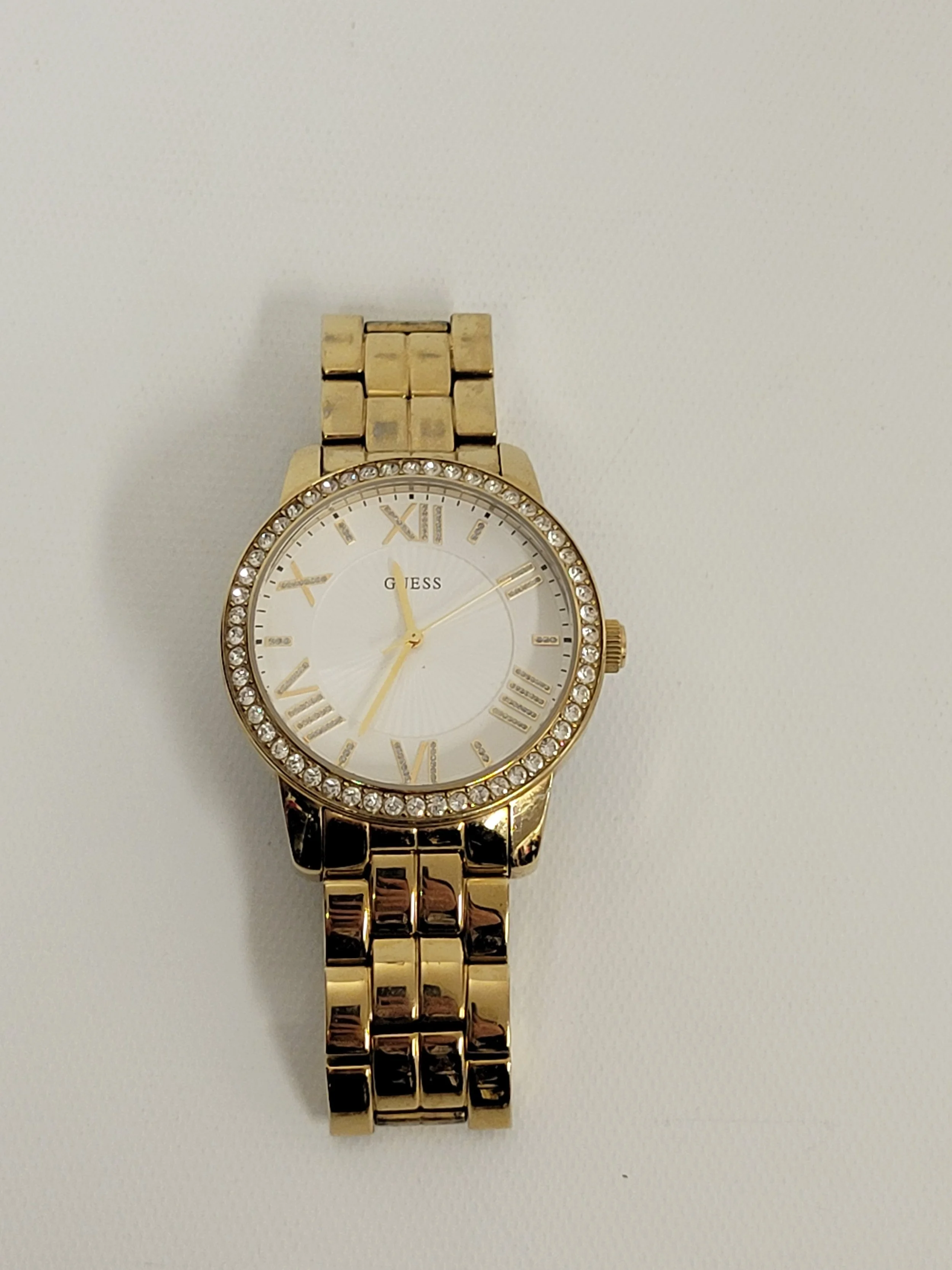 Montre dorée, Guess **fonctionne** (un peu d'usure)