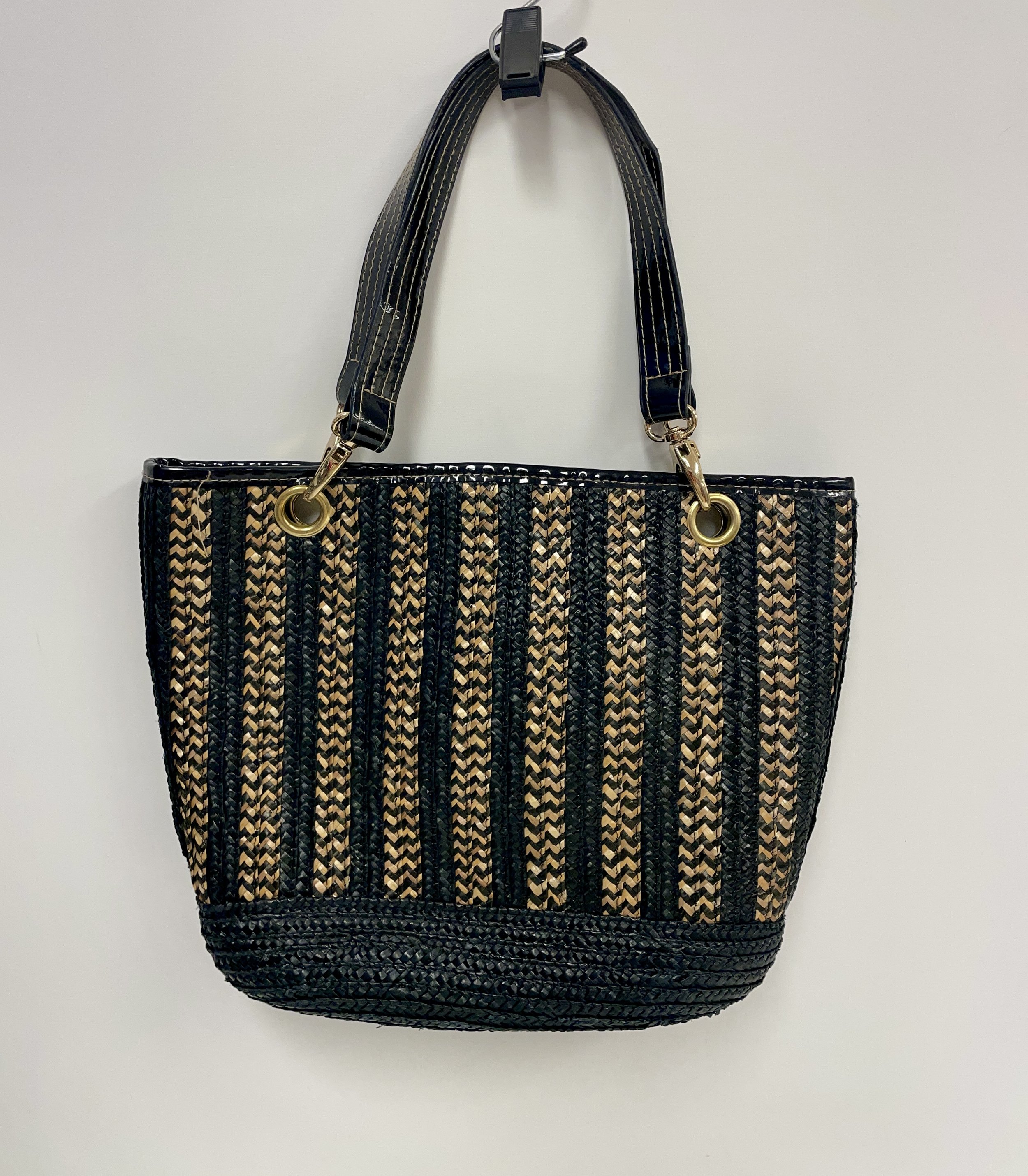 Sac main en osier noir et beige, largeur 37 cm, hauteur 29 cm.
