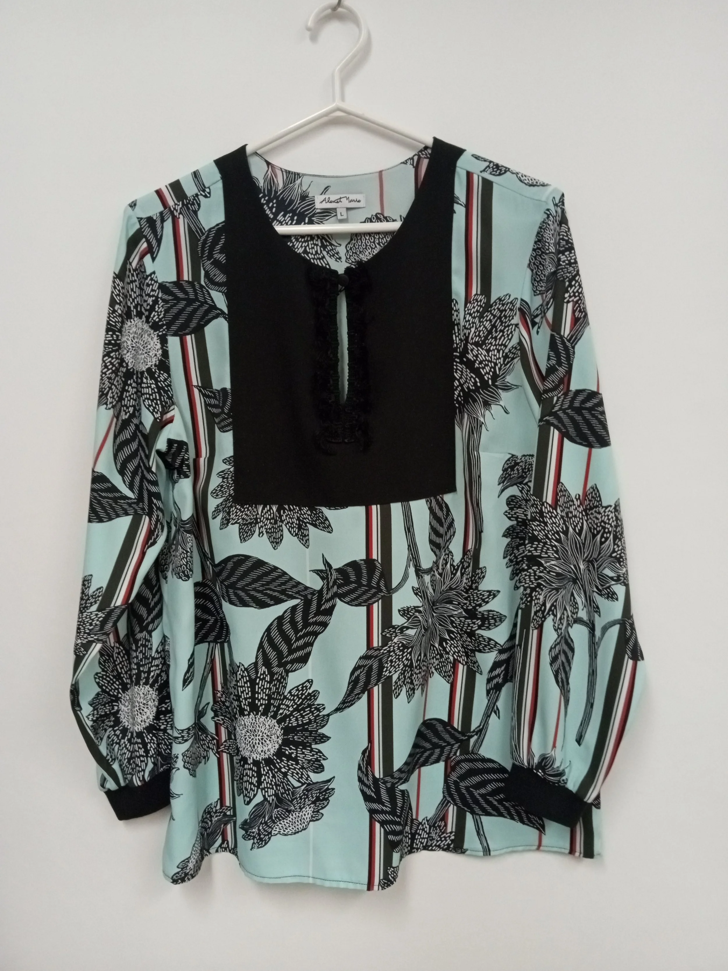 Tunique (confection québécoise), Polyester (100%), Motifs Floraux blanc, noir et rouge sur fond vert menthe, ALEX ET MARIE, L,