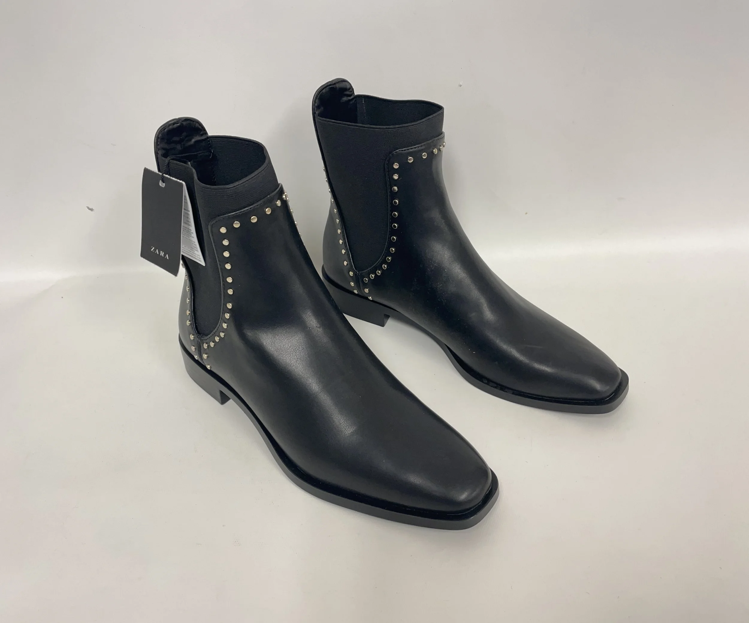 NEUFS, botillons noirs, ZARA, valeur 50$, pointure 8.