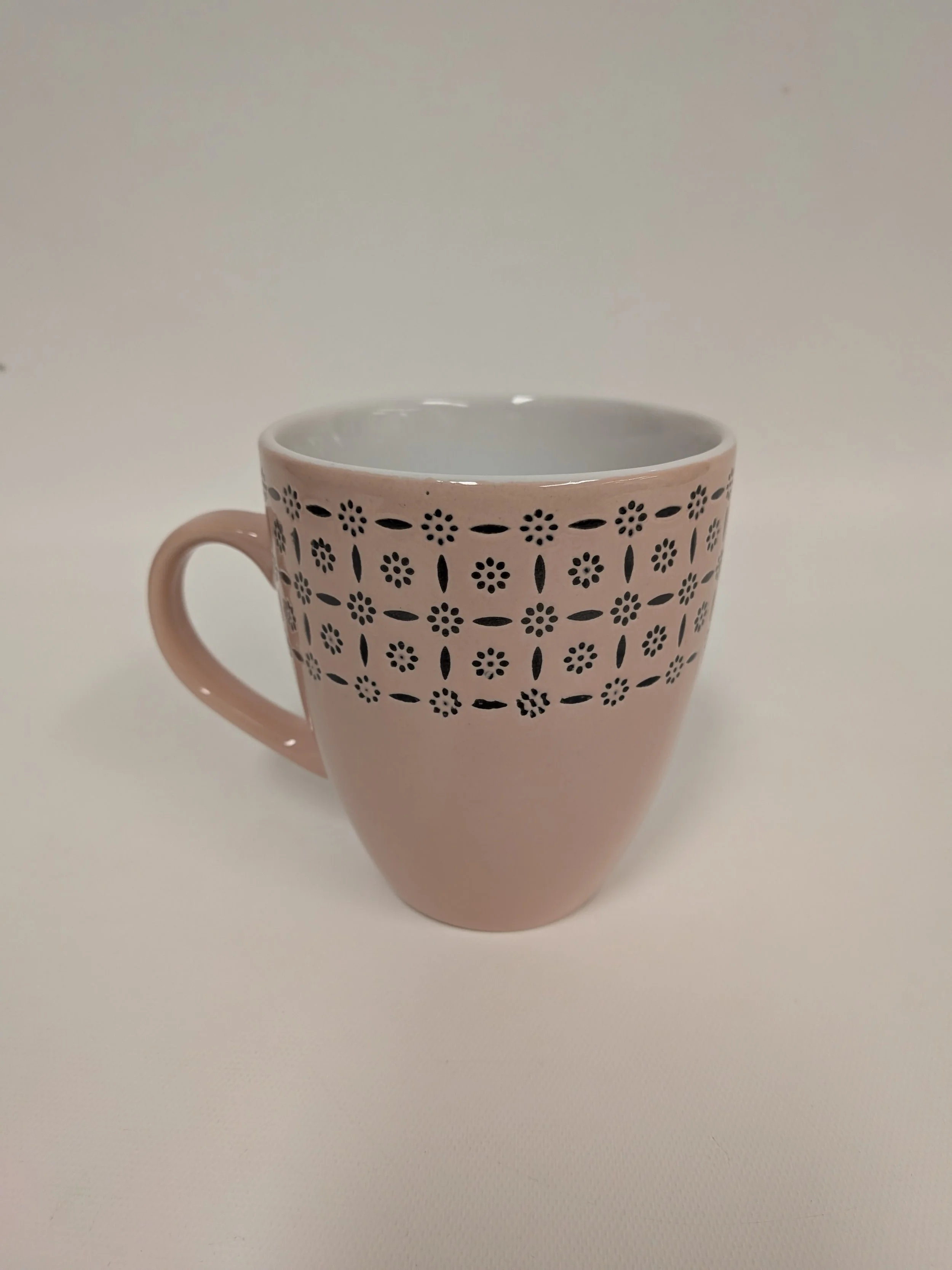 Tasse rose pâle avec motif en relief