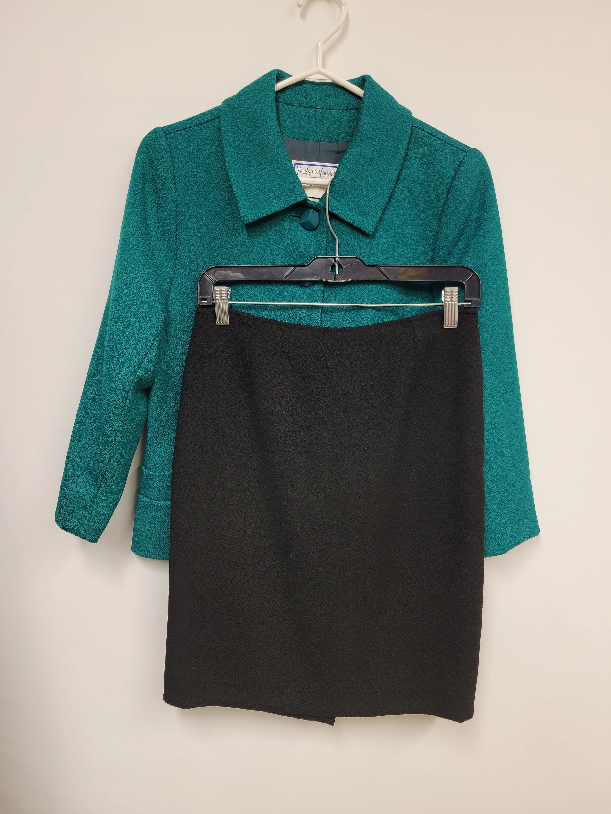 Ensemble YVES SAINT-LAURENT - Veston vert canard taille 38 + Jupe noire taille 40 (environ S/M)