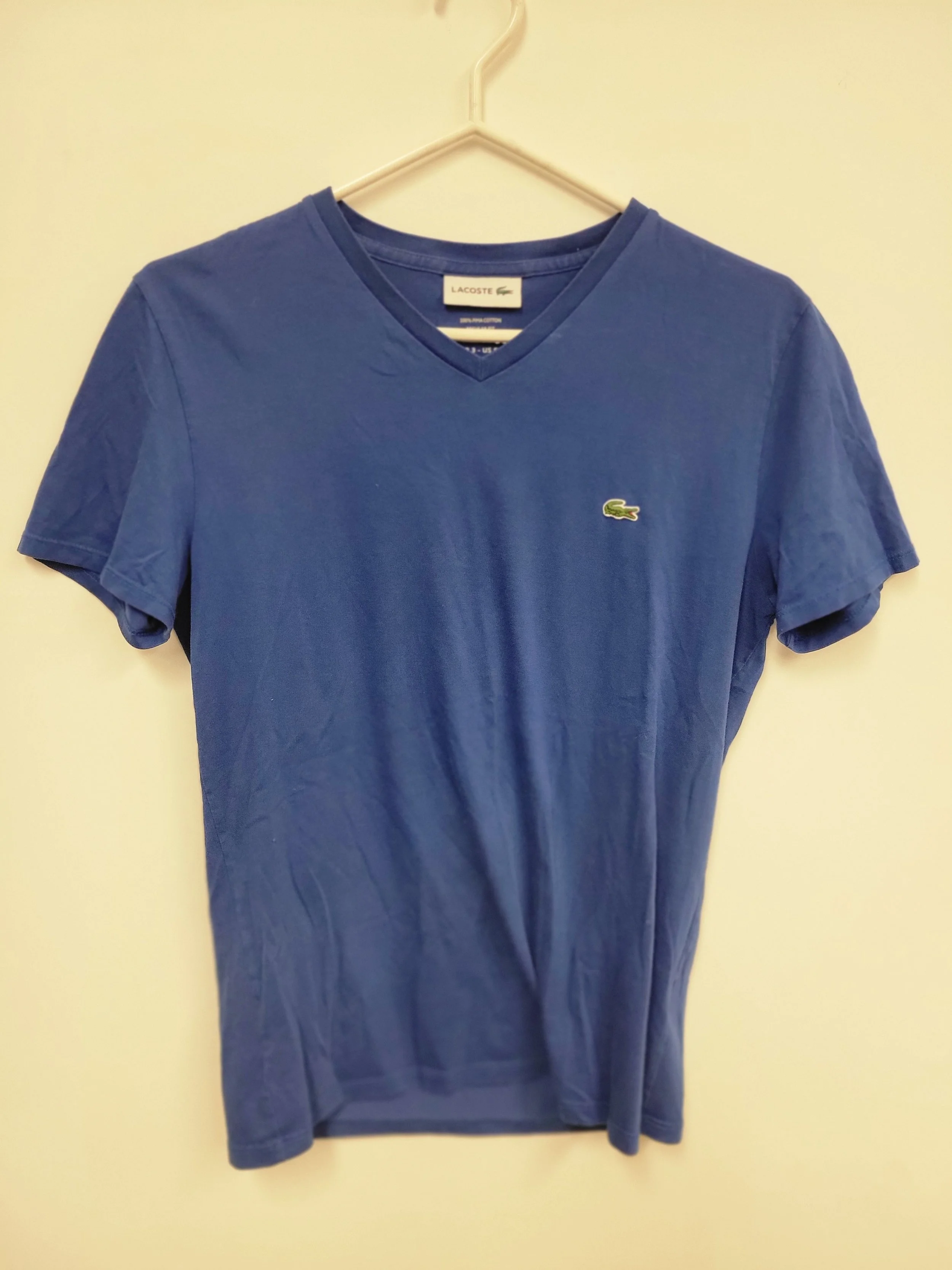 t-shirt bleu col en V, lacoste, taille S